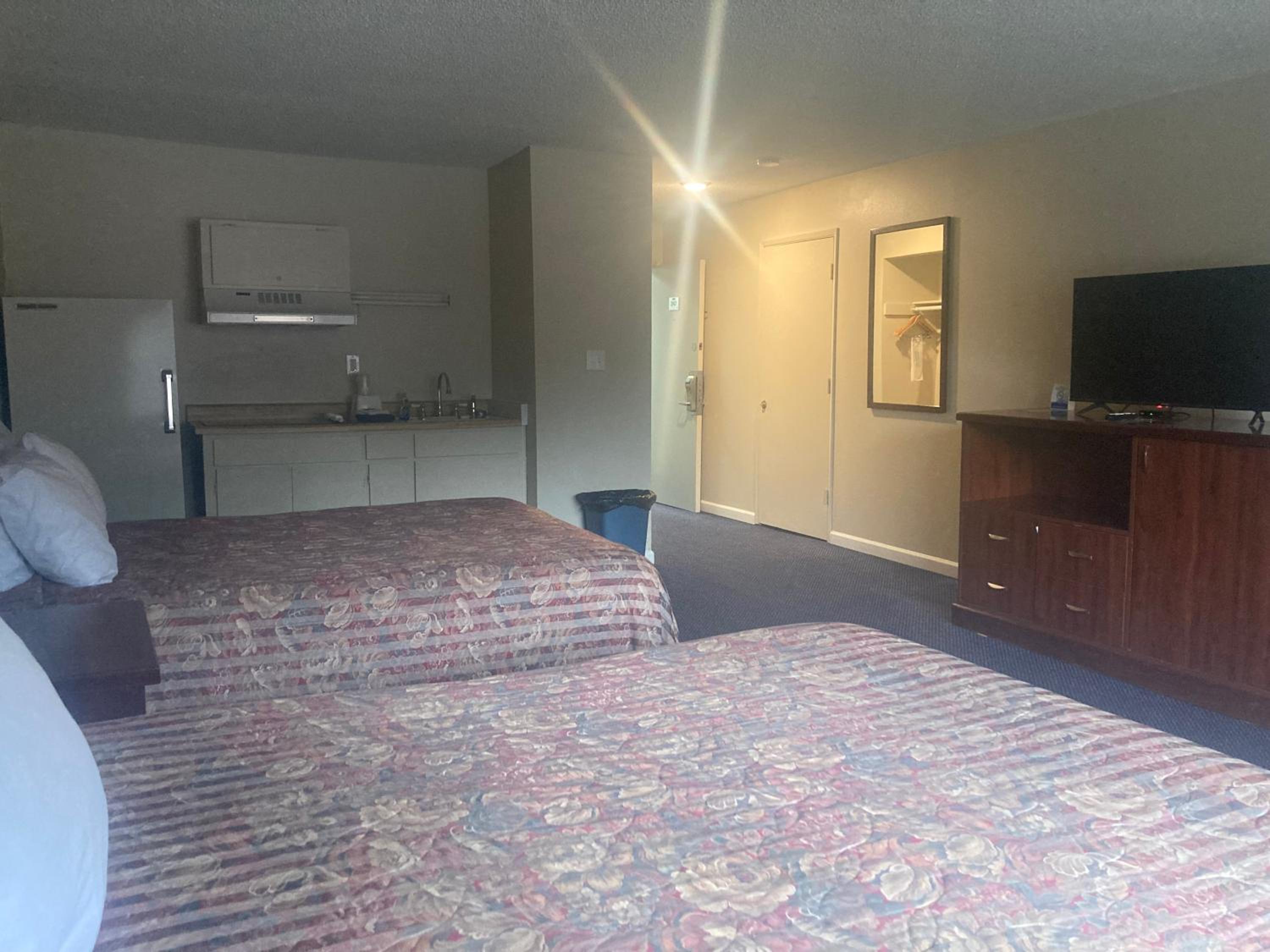 Efficiency Room with One King Bed and One Queen Bed, Non-Smoking - Photo 1