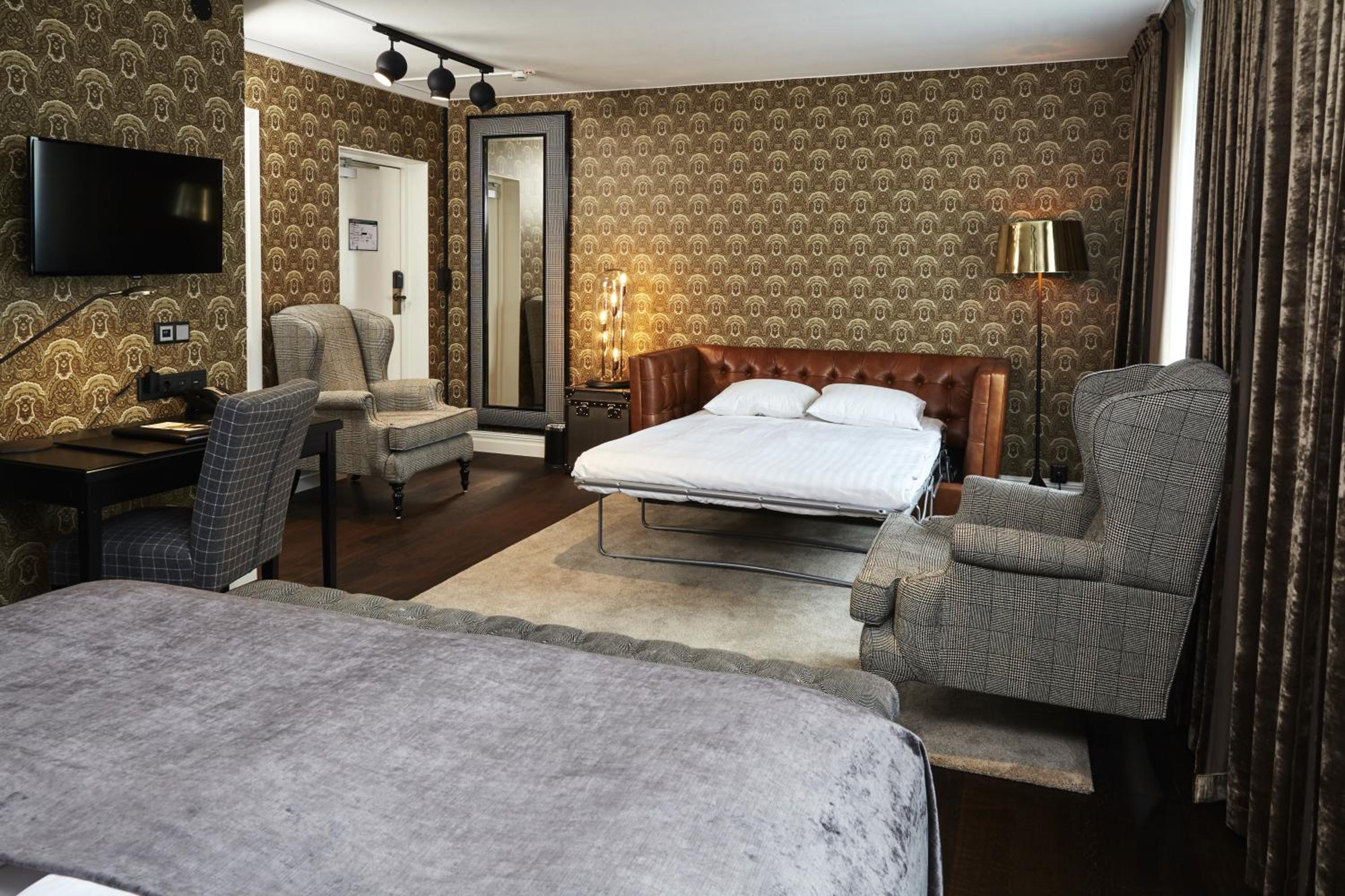 Superior King Room with Sofa Bed - Photo 9