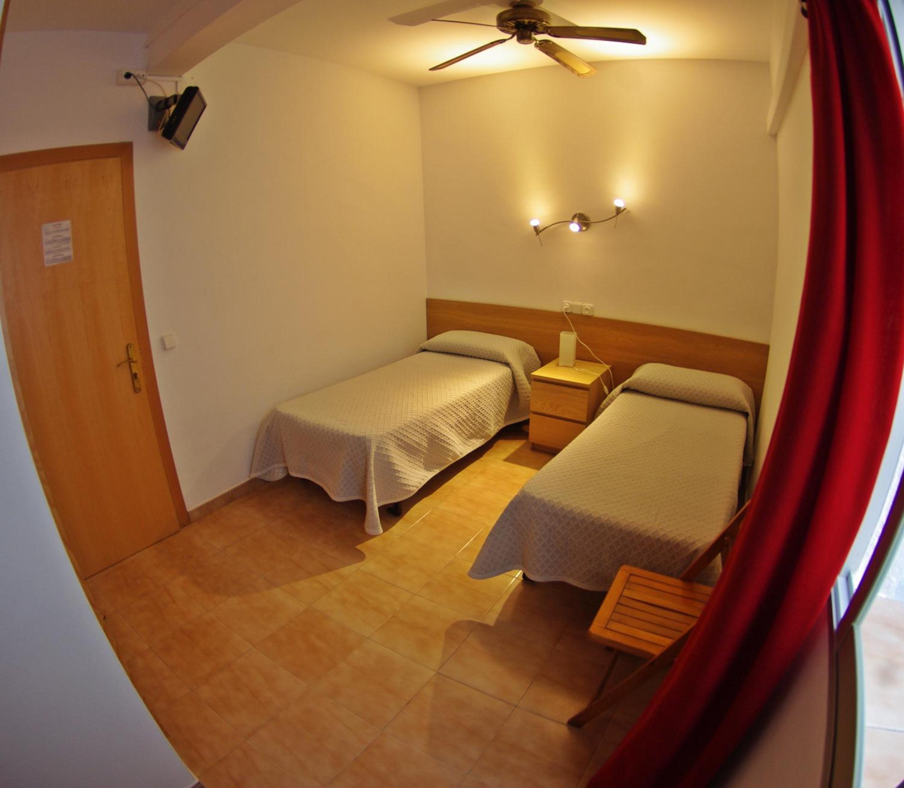 Economy Twin Room photo 3