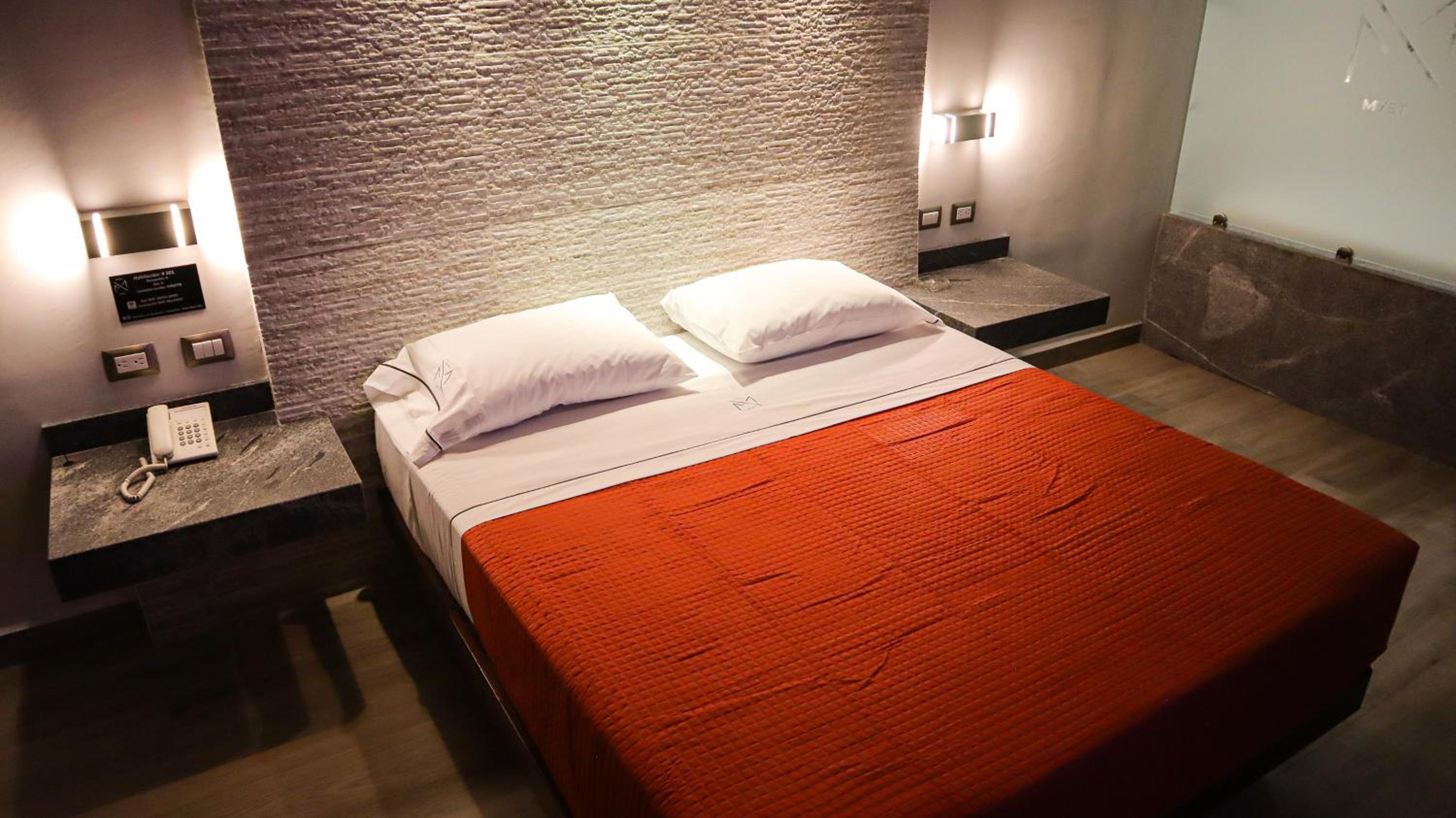 Deluxe Queen Room - Photo 11