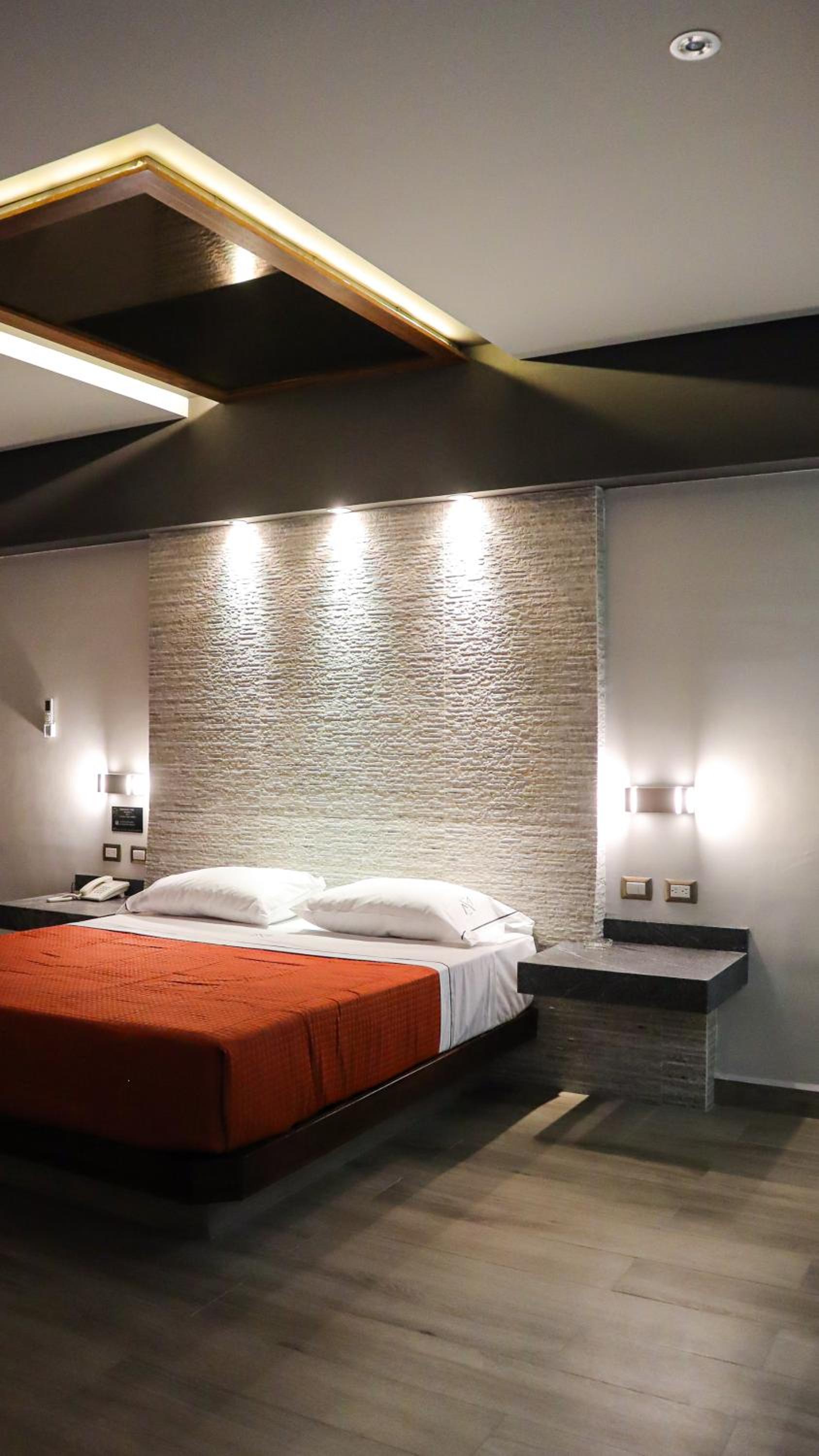 Deluxe Queen Room - Photo 9