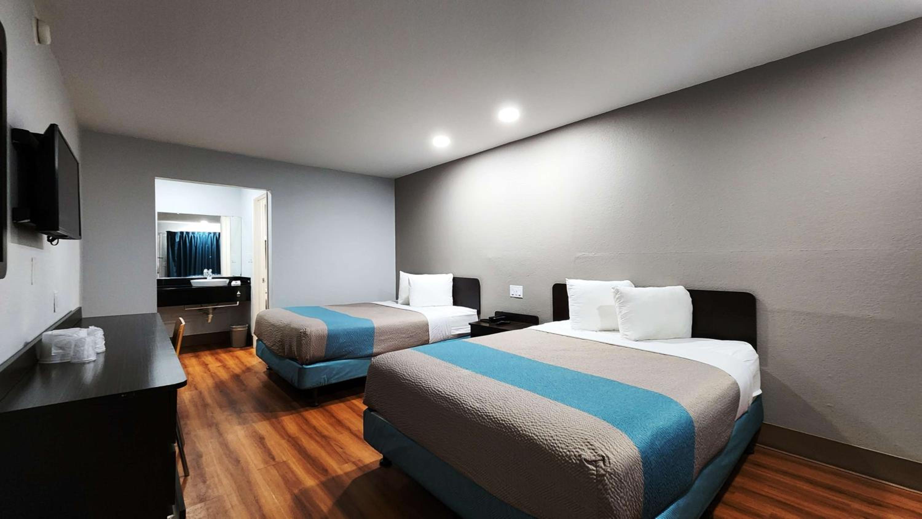 2 Queen Beds | Non-Smoking photo 3