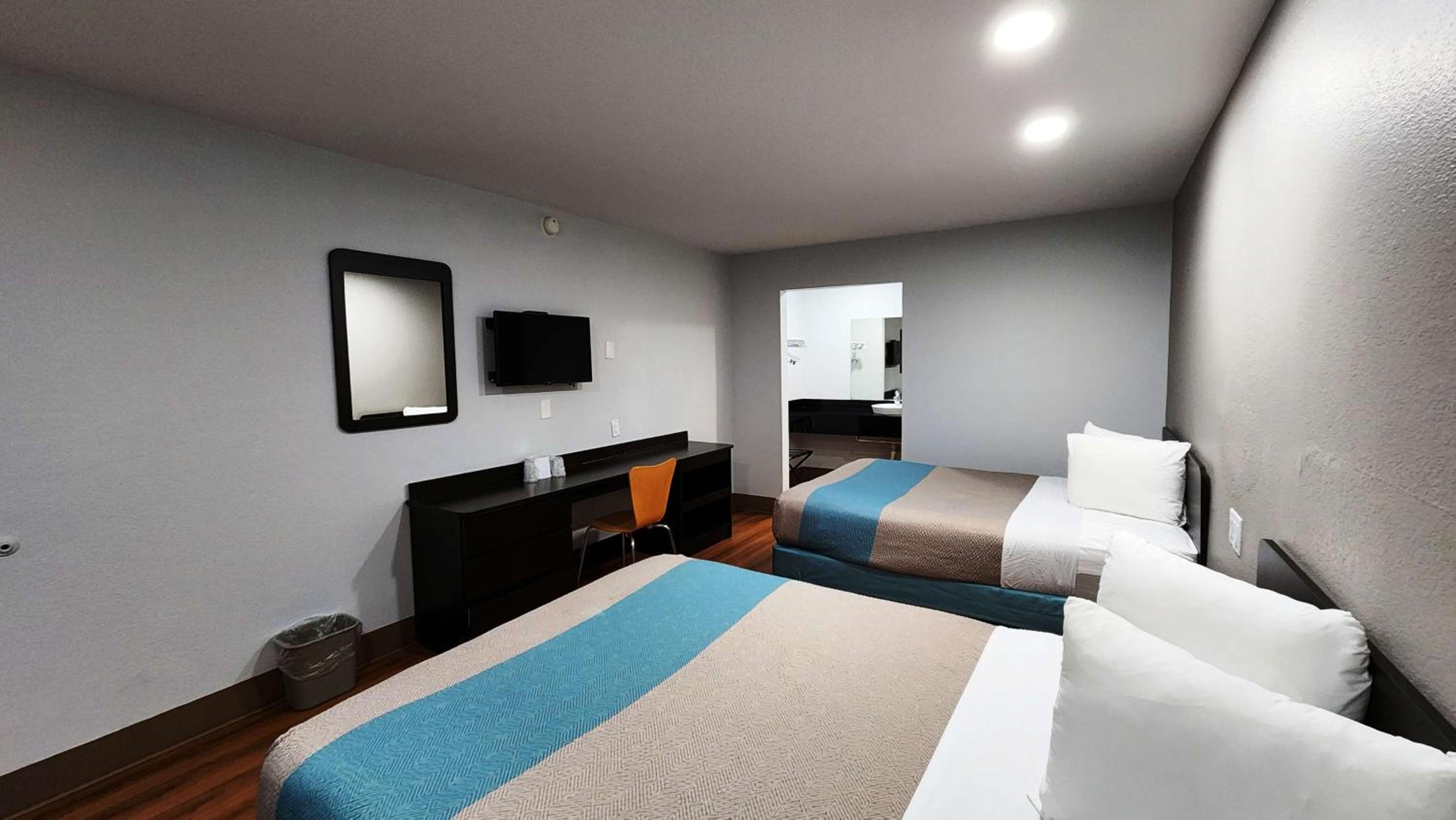 2 Queen Beds | Non-Smoking photo 1