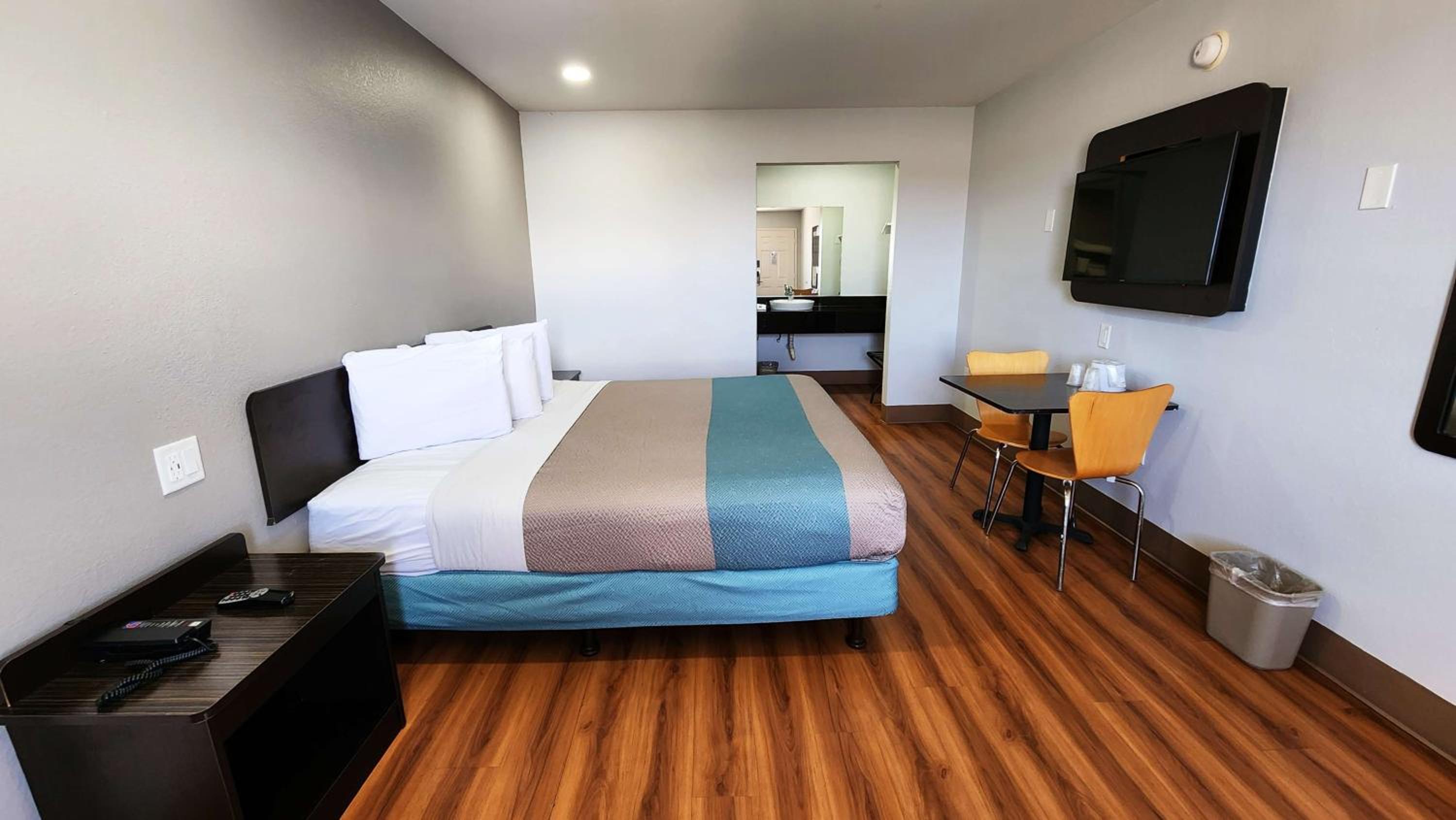 1 King Bed | Non-Smoking photo 1