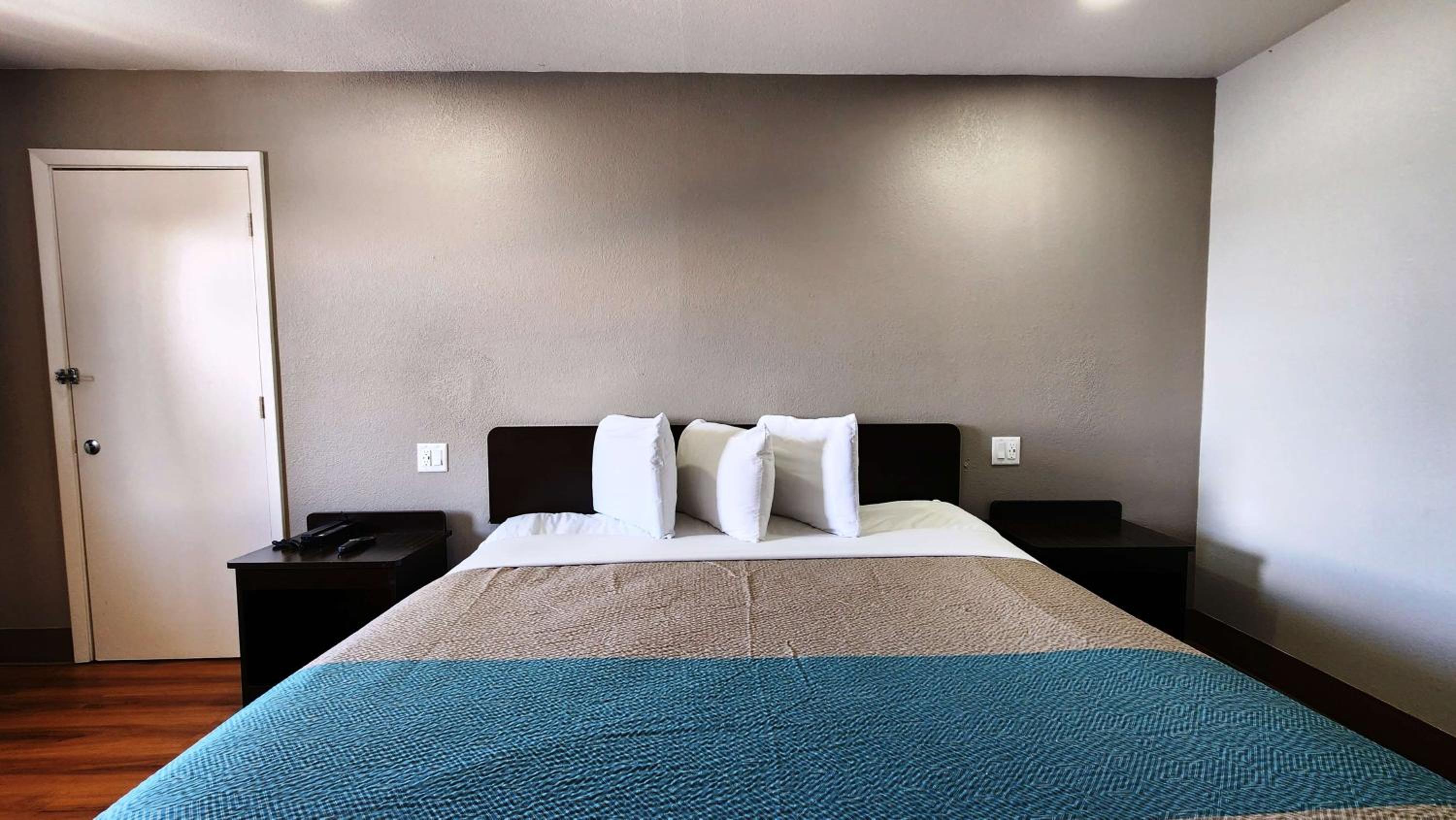 1 King Bed | Mobility Accessible RI Shower Nsmk photo 1