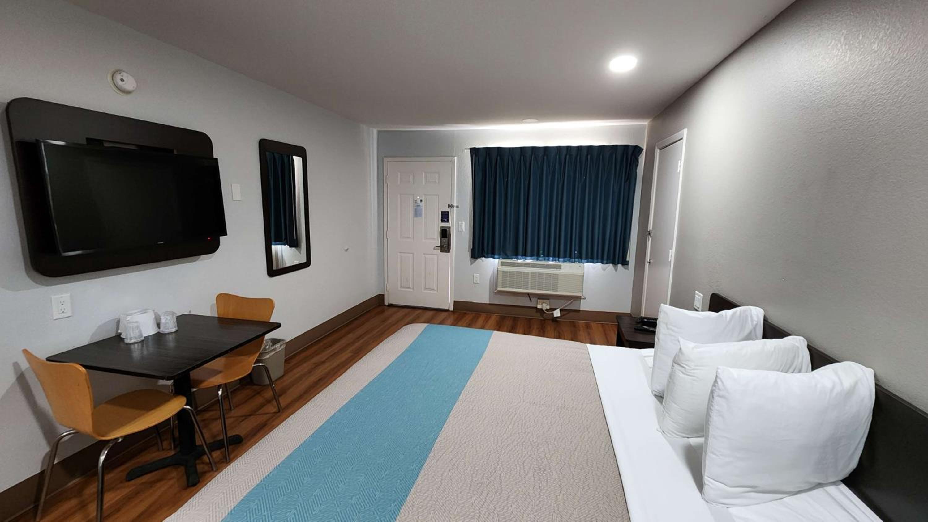 2 Queen Beds | Mobility Accessible Tub Nsmk photo 2