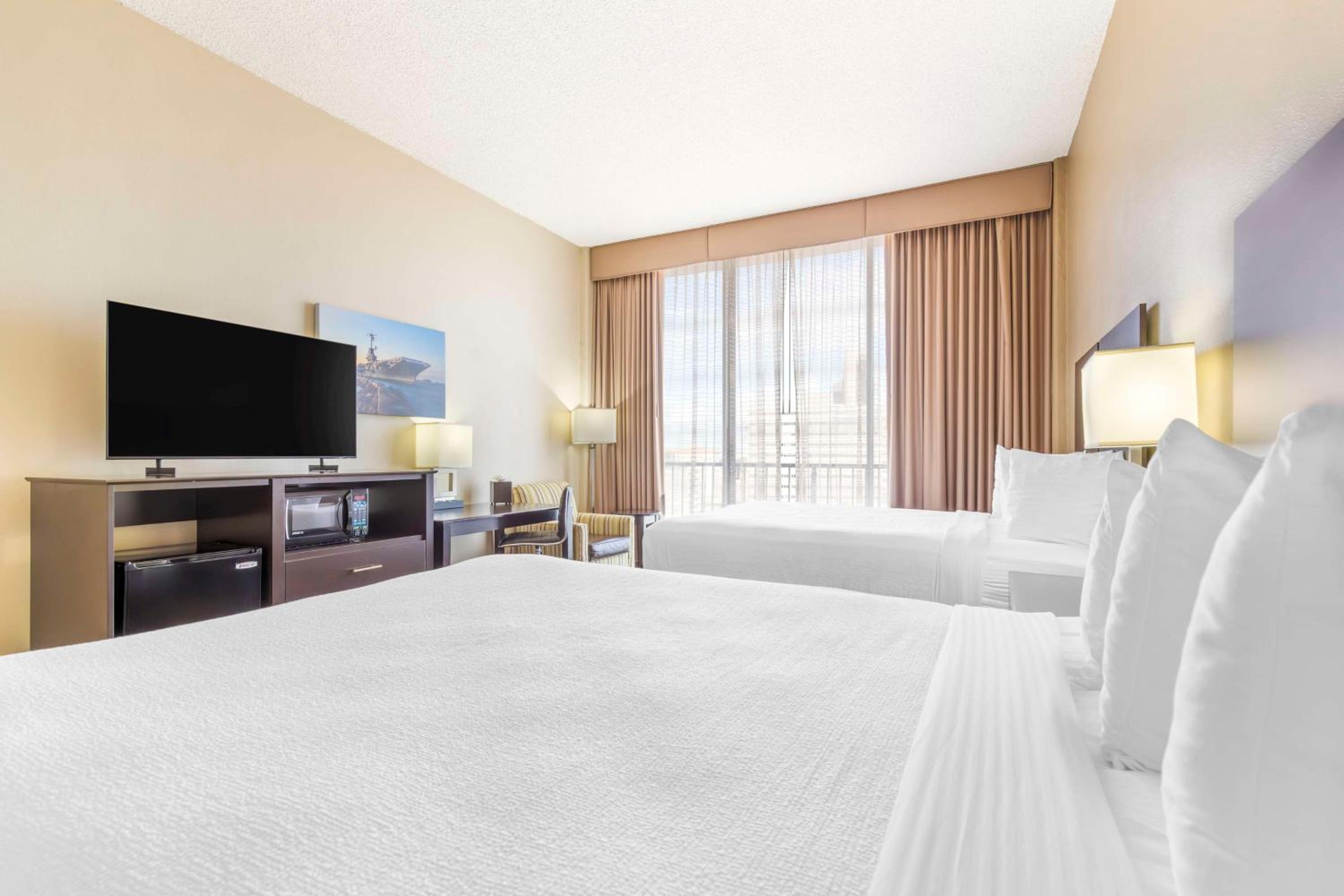 Queen Room with Two Queen Beds - Photo 3
