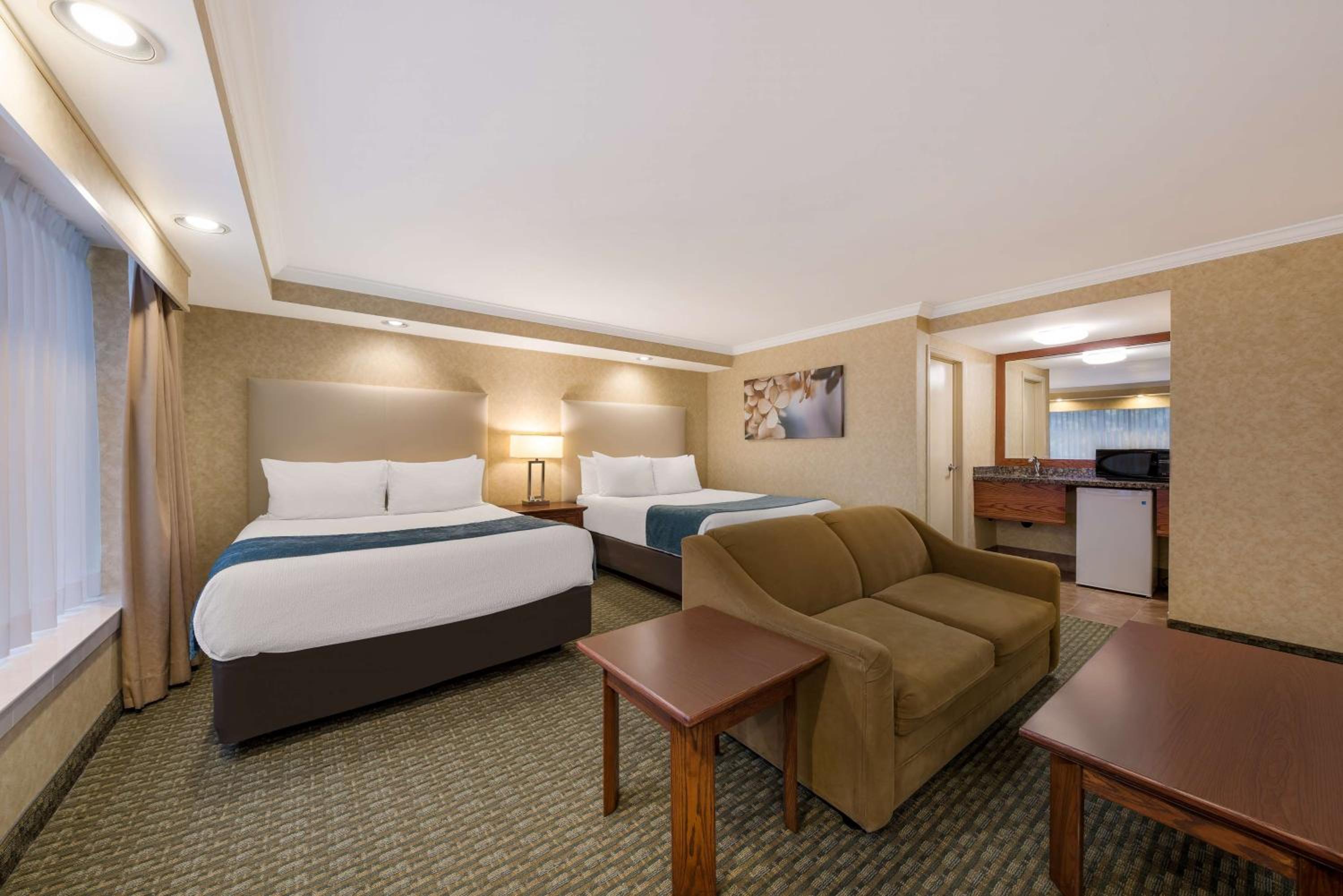 Double Queen Suite - Non-Smoking photo 2