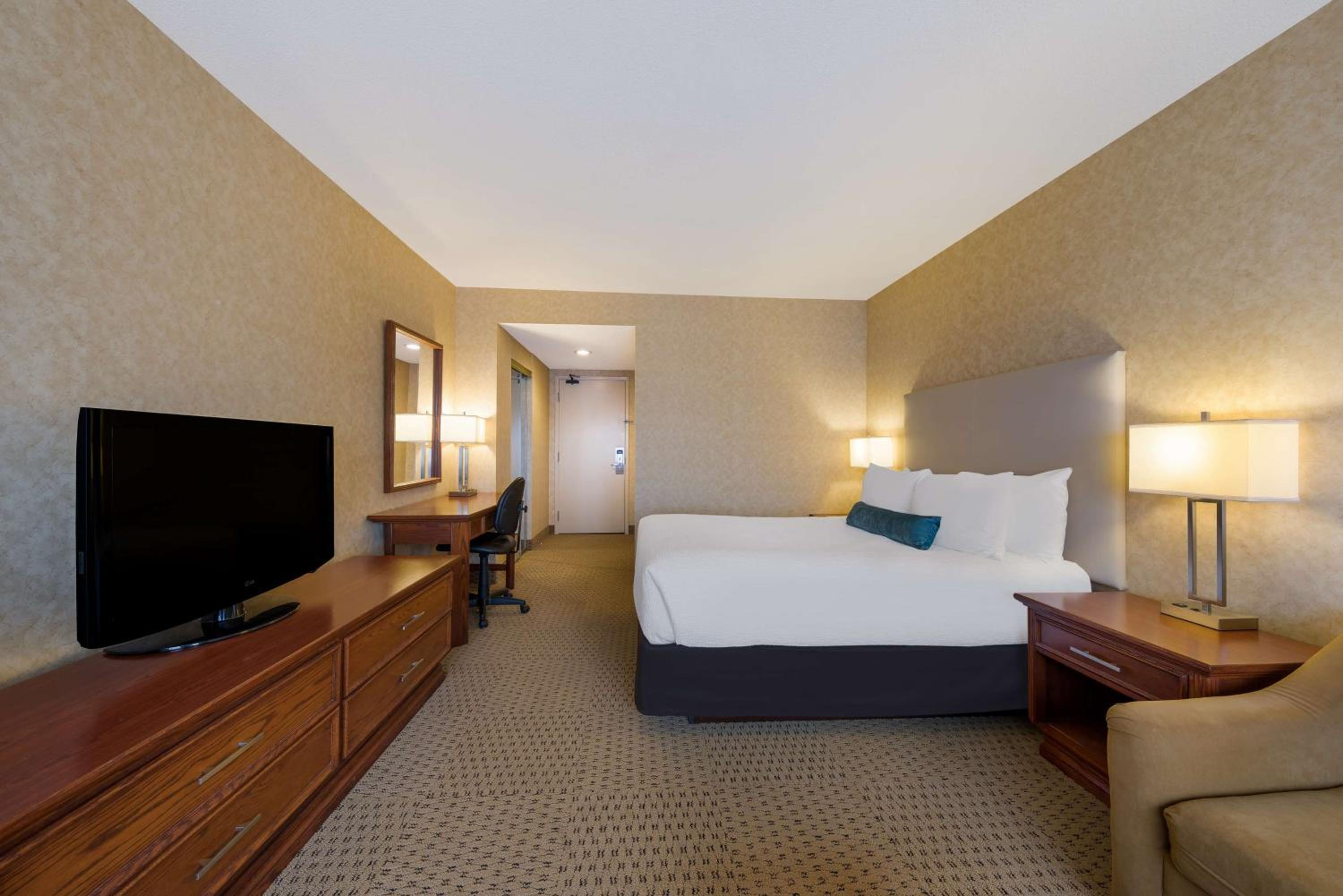 Deluxe Queen Room - Non-Smoking photo 1