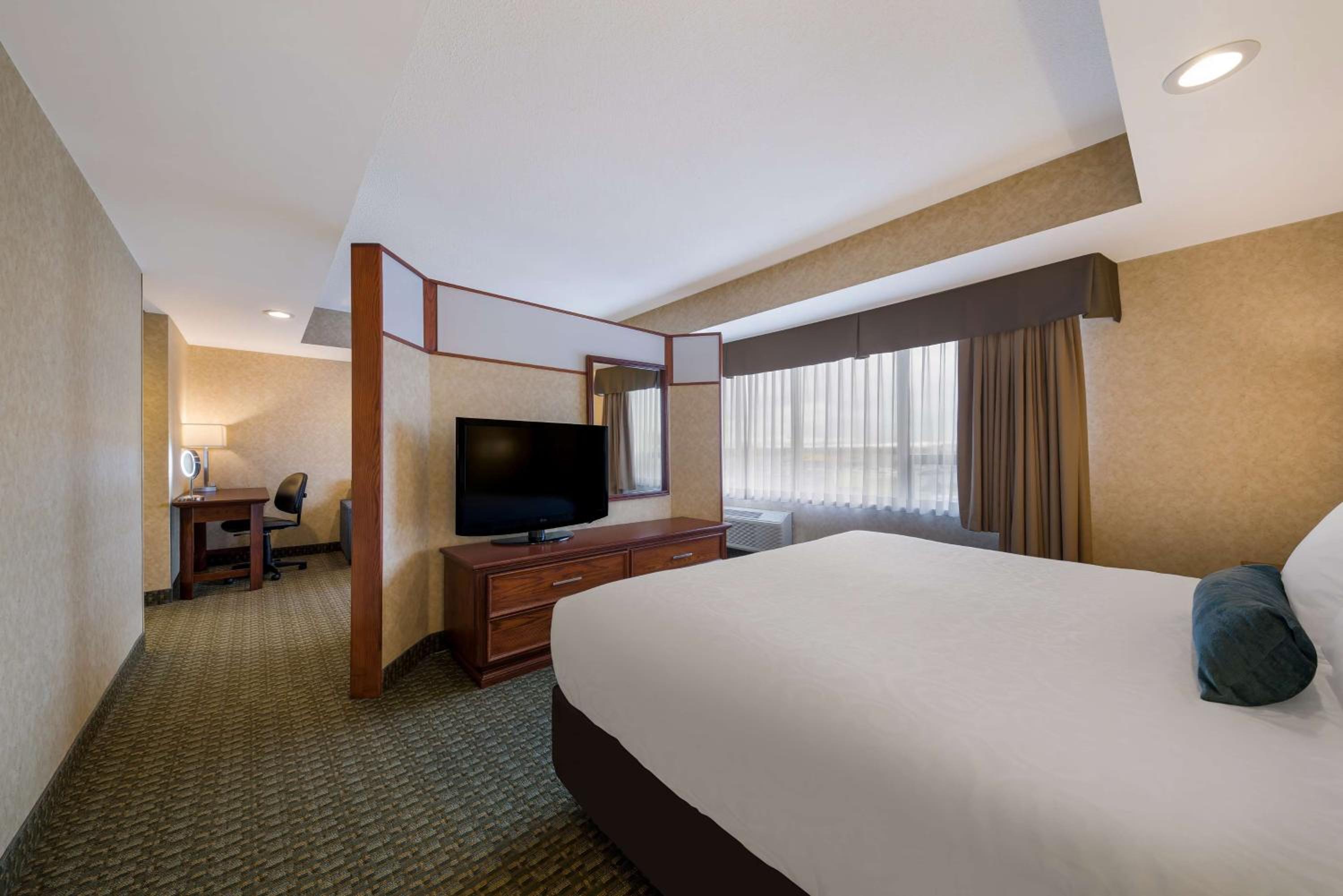 King Suite with Sofa Bed - Non-Smoking photo 1