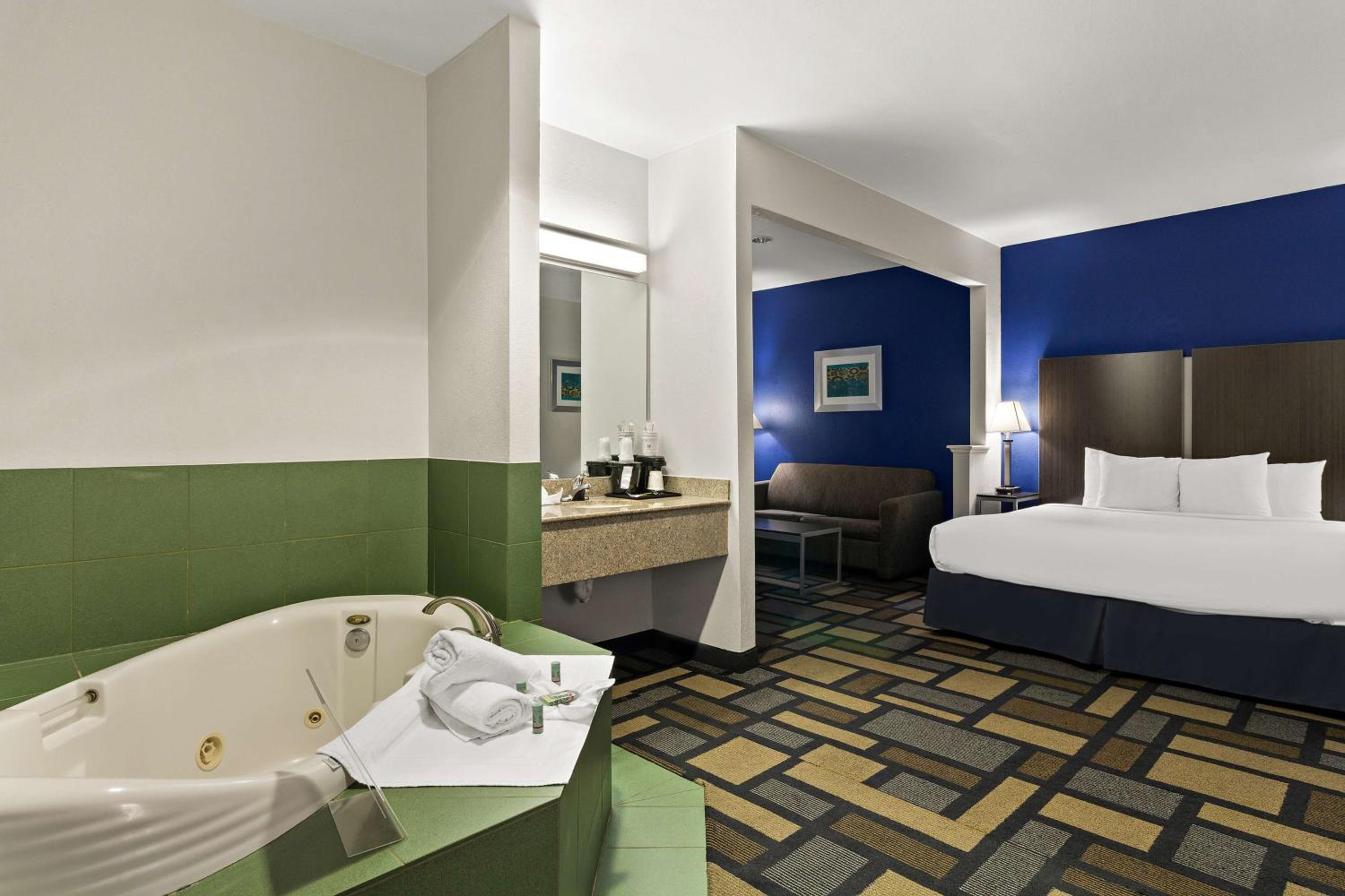 King Suite with Spa Bath and Bath Tub - Disability/Non-Smoking - Photo 3