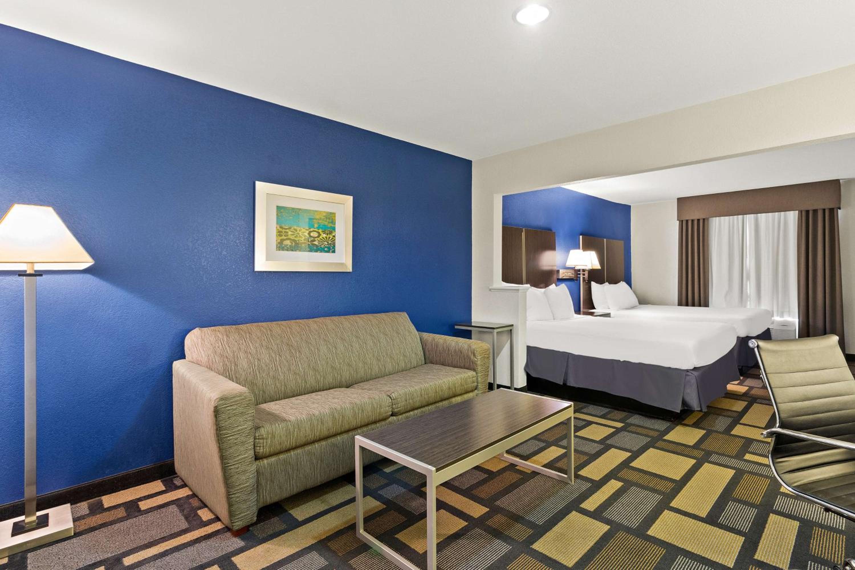 Queen Suite with Sofa Bed - Photo 1