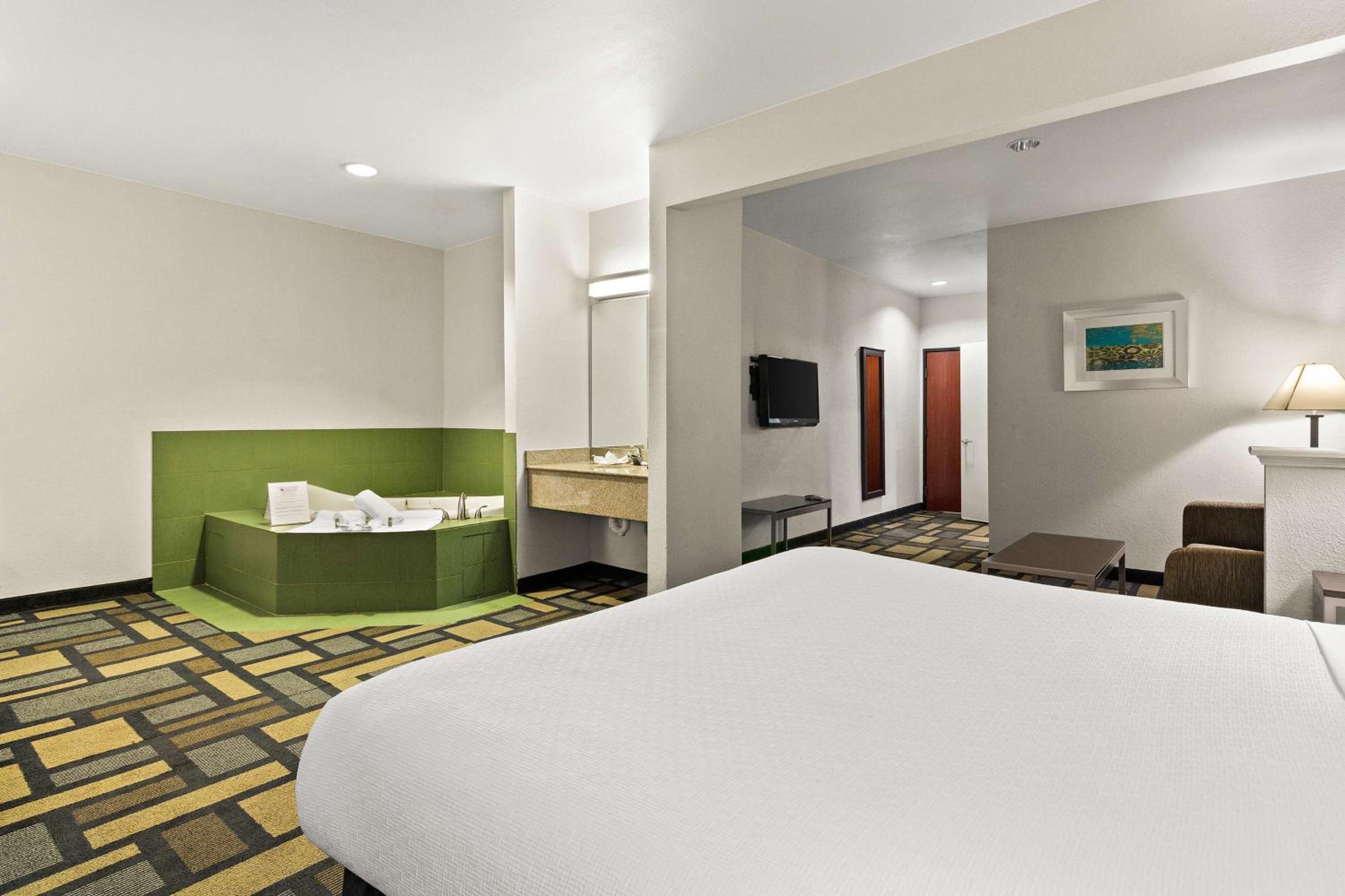 King Suite with Spa Bath and Bath Tub - Disability/Non-Smoking - Photo 1