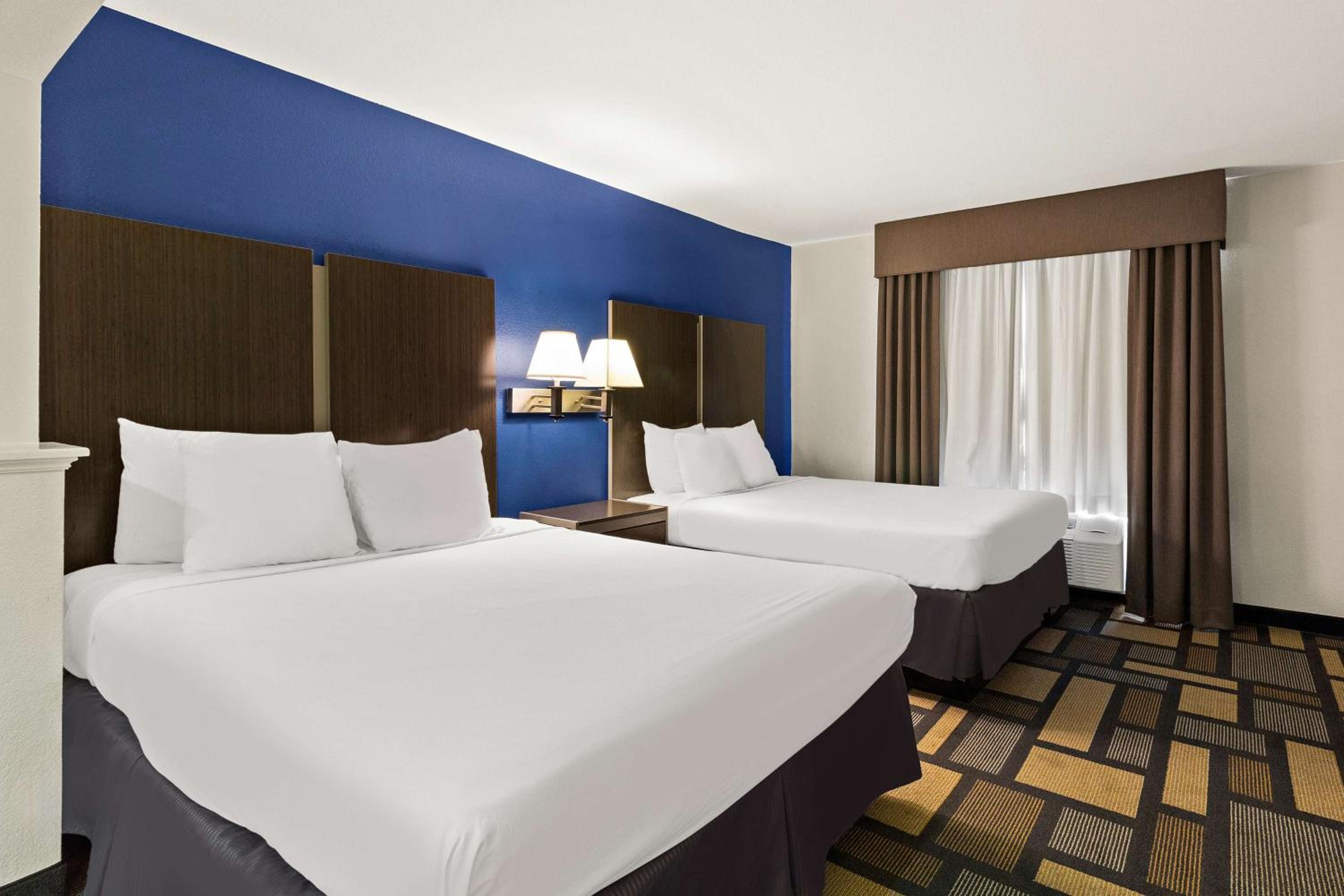 Queen Suite with Sofa Bed - Photo 3
