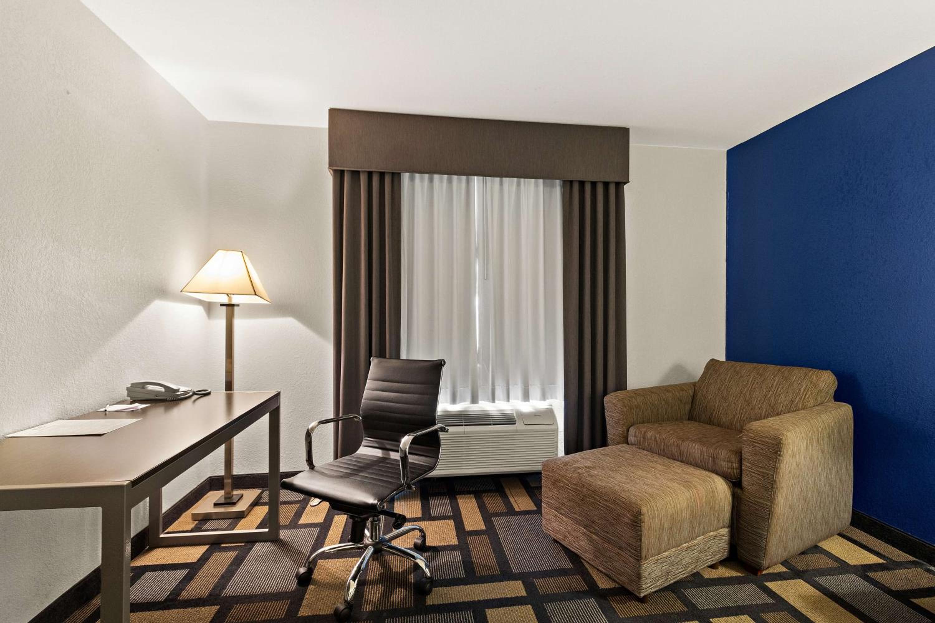 King Room with Roll-in Shower - Disability Access/Non-Smoking - Photo 2