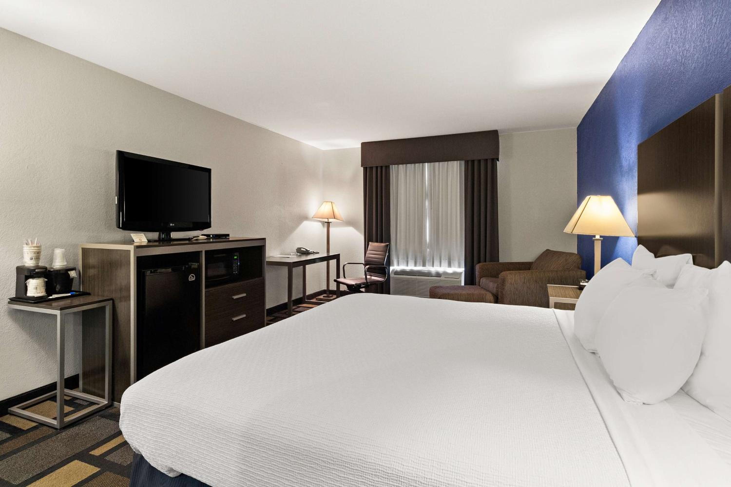 King Room with Roll-in Shower - Disability Access/Non-Smoking - Photo 4