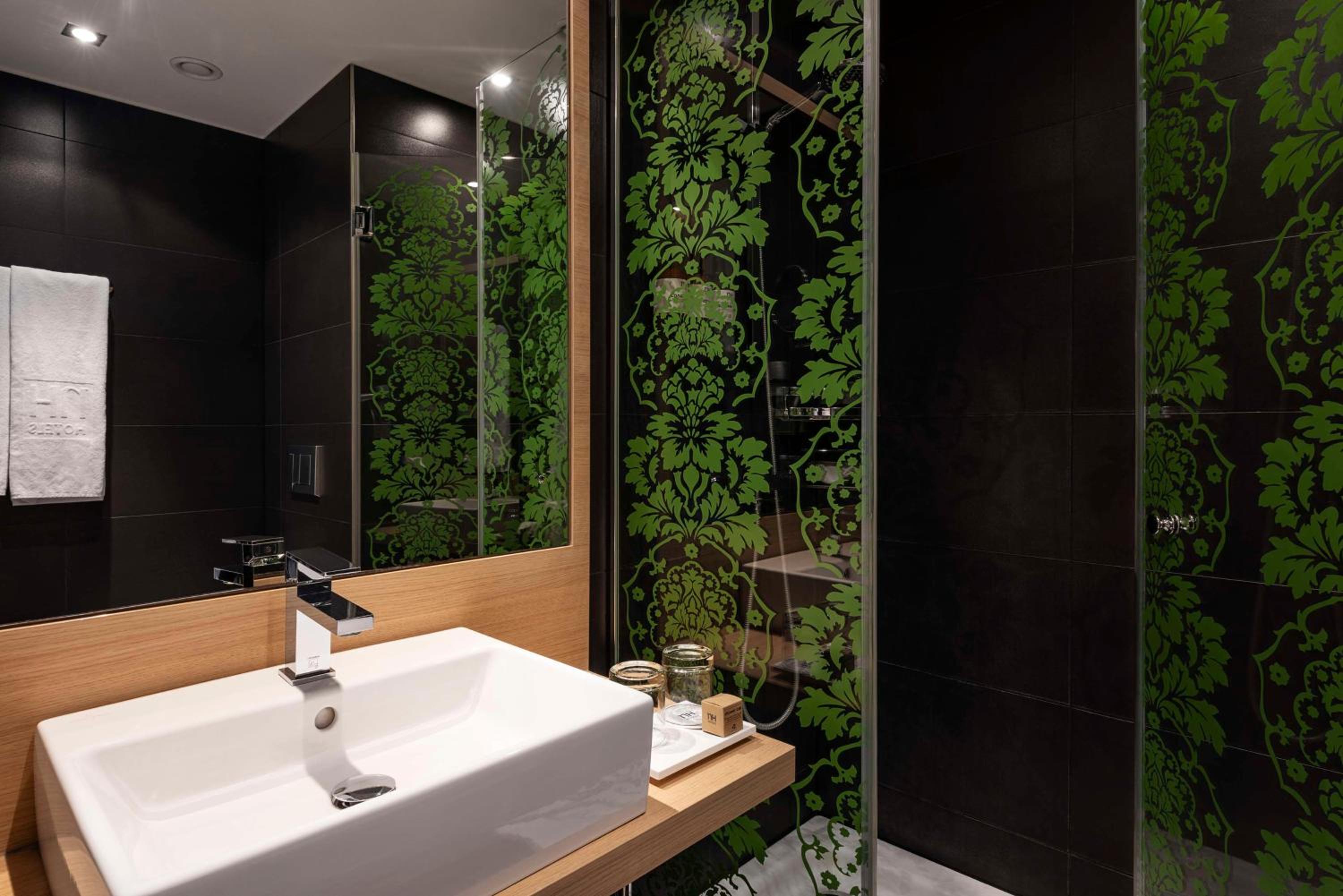 Standard Double or Twin Room - Photo 10