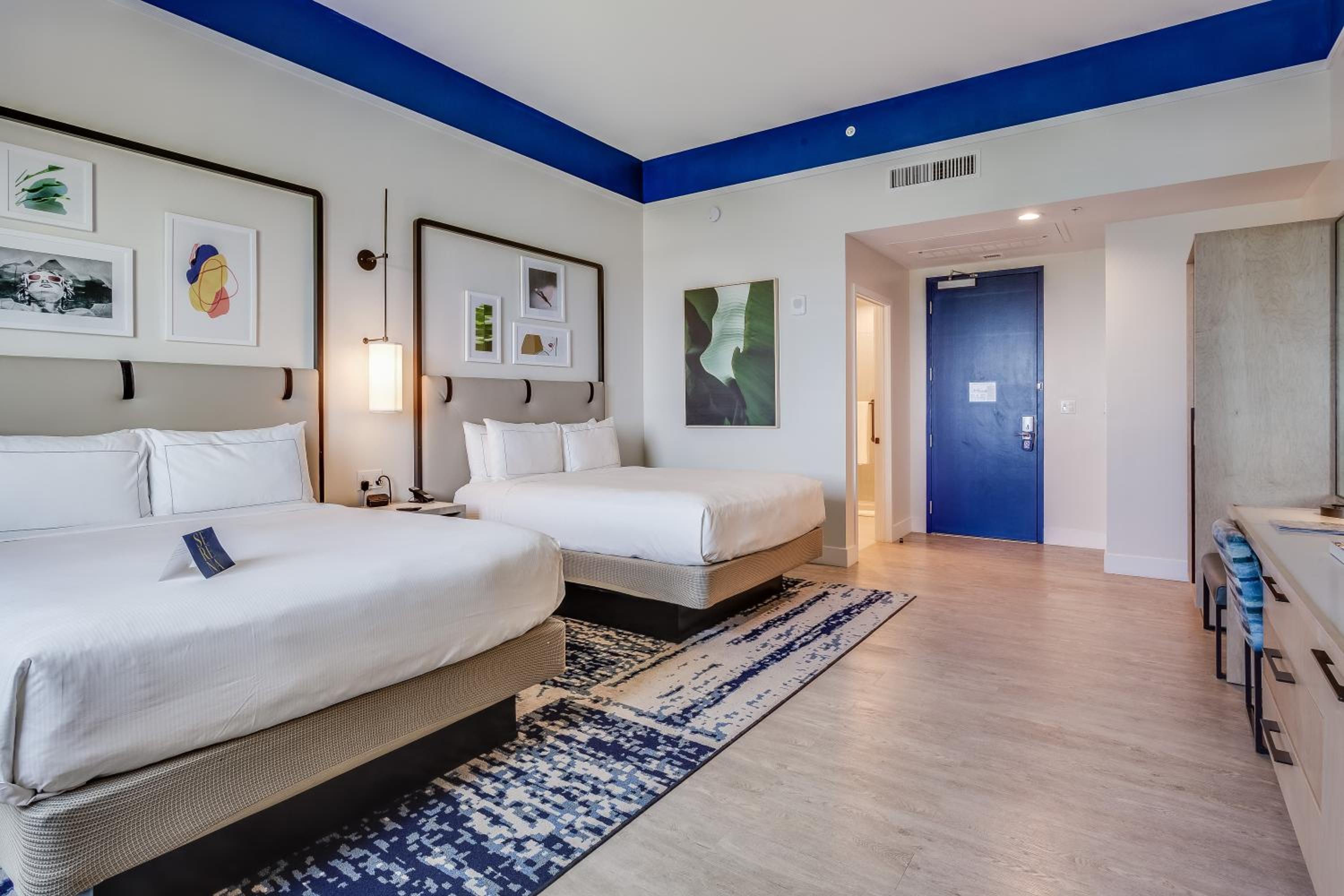Deluxe Queen Room with Two Queen Beds - Photo 5