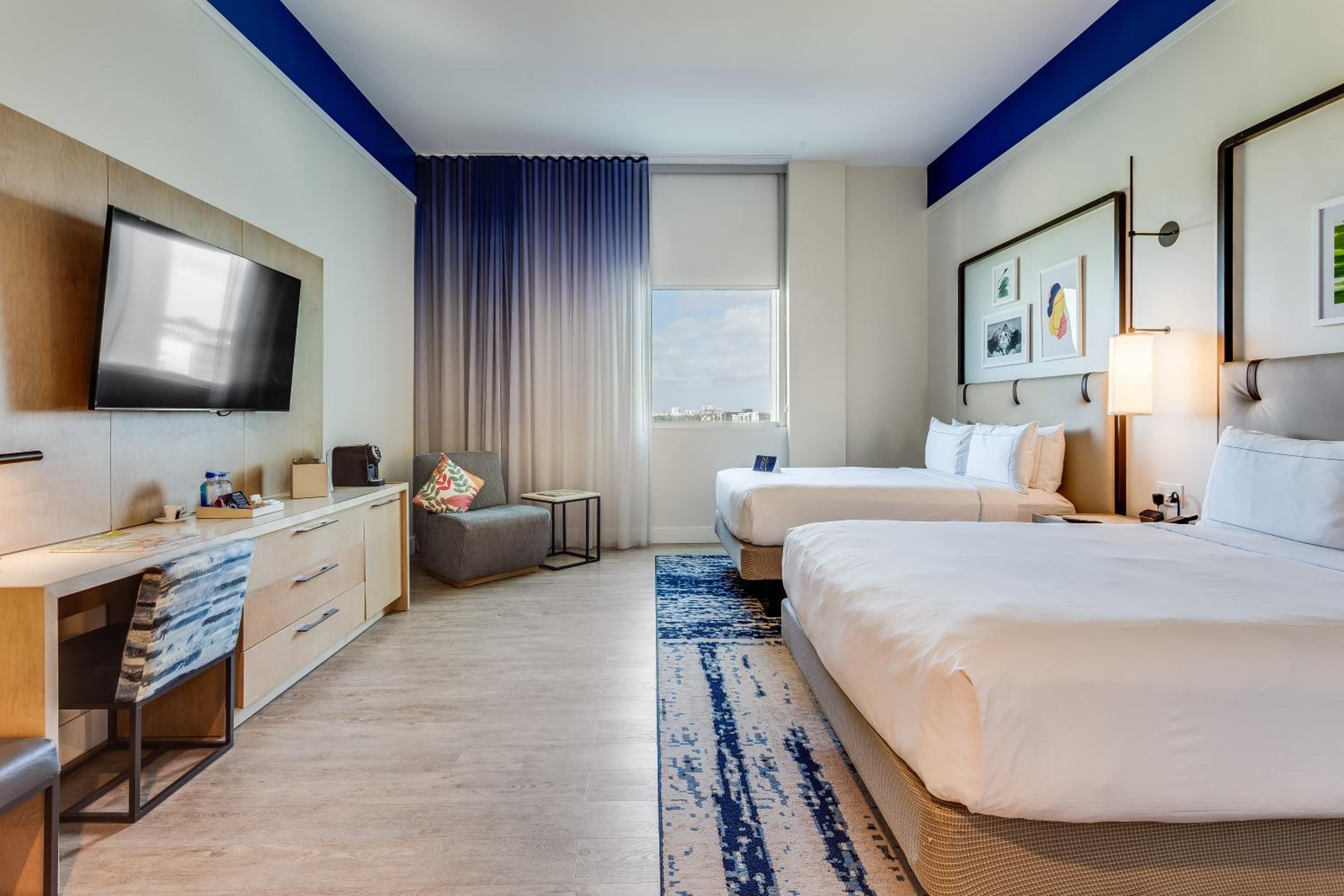 Deluxe Queen Room with Two Queen Beds - Photo 7