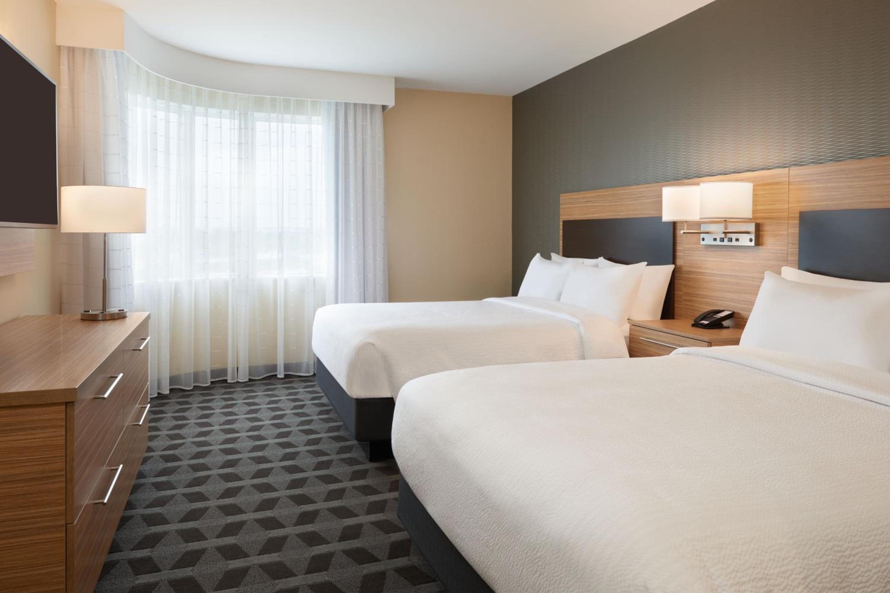 One-Bedroom Suite with Two Queen Beds and Sofa Bed - Photo 2