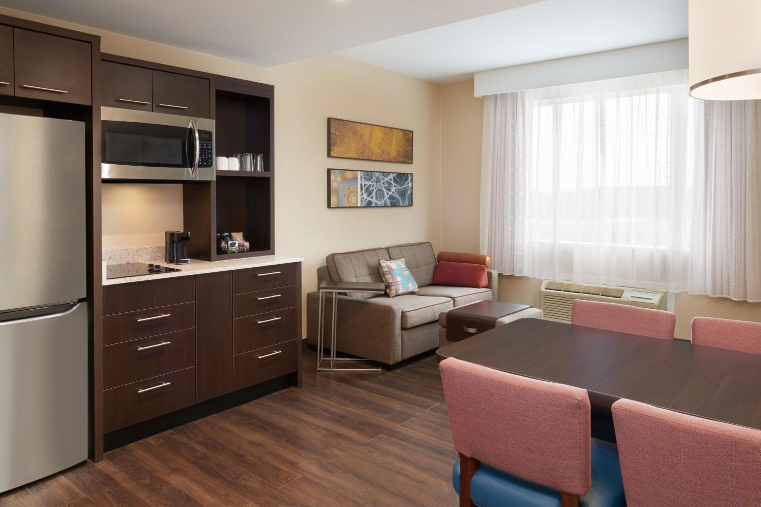One-Bedroom Suite with Two Queen Beds and Sofa Bed - Photo 4