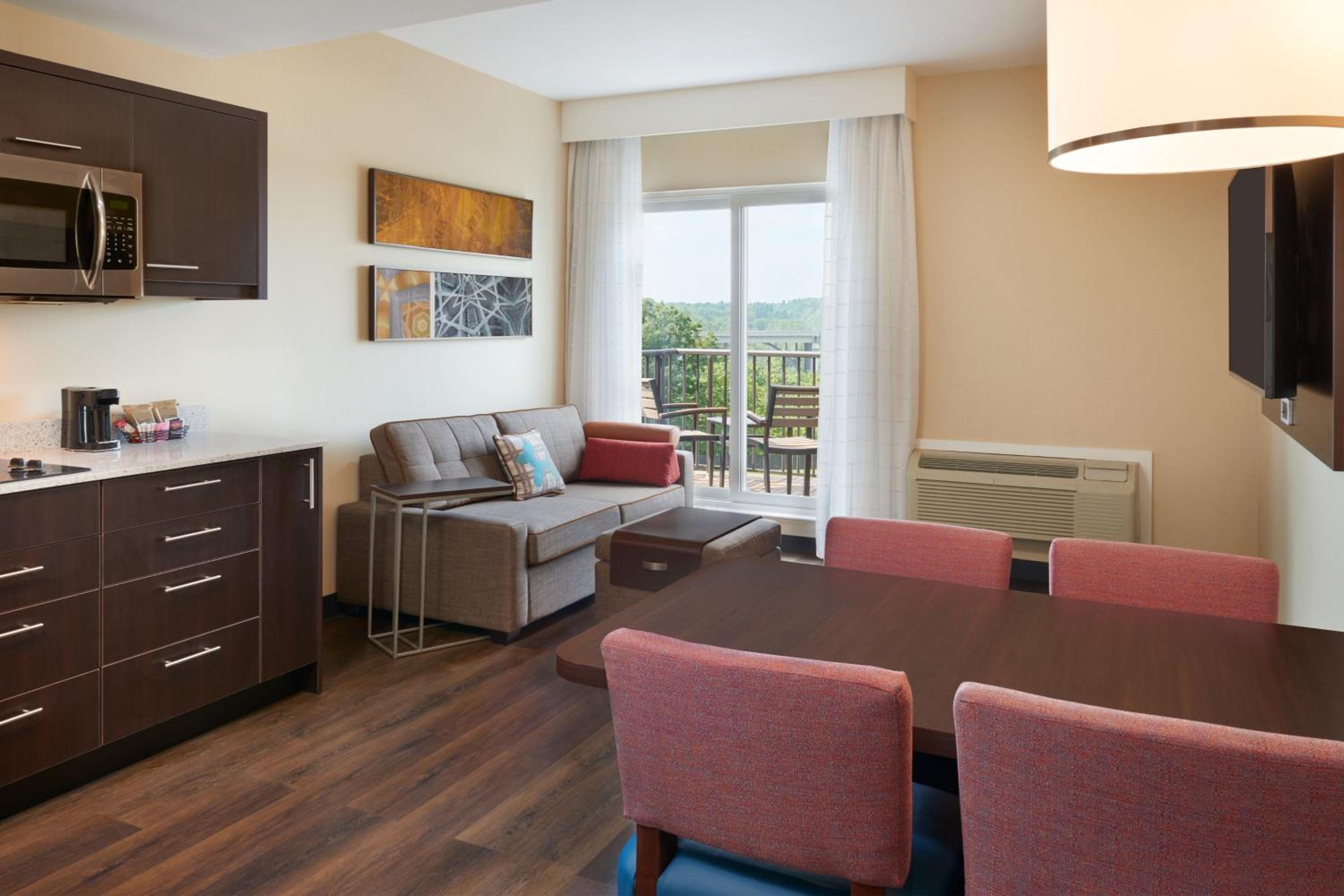One-Bedroom Suite with Two Queen Beds, Sofa Bed and Balcony - Photo 7