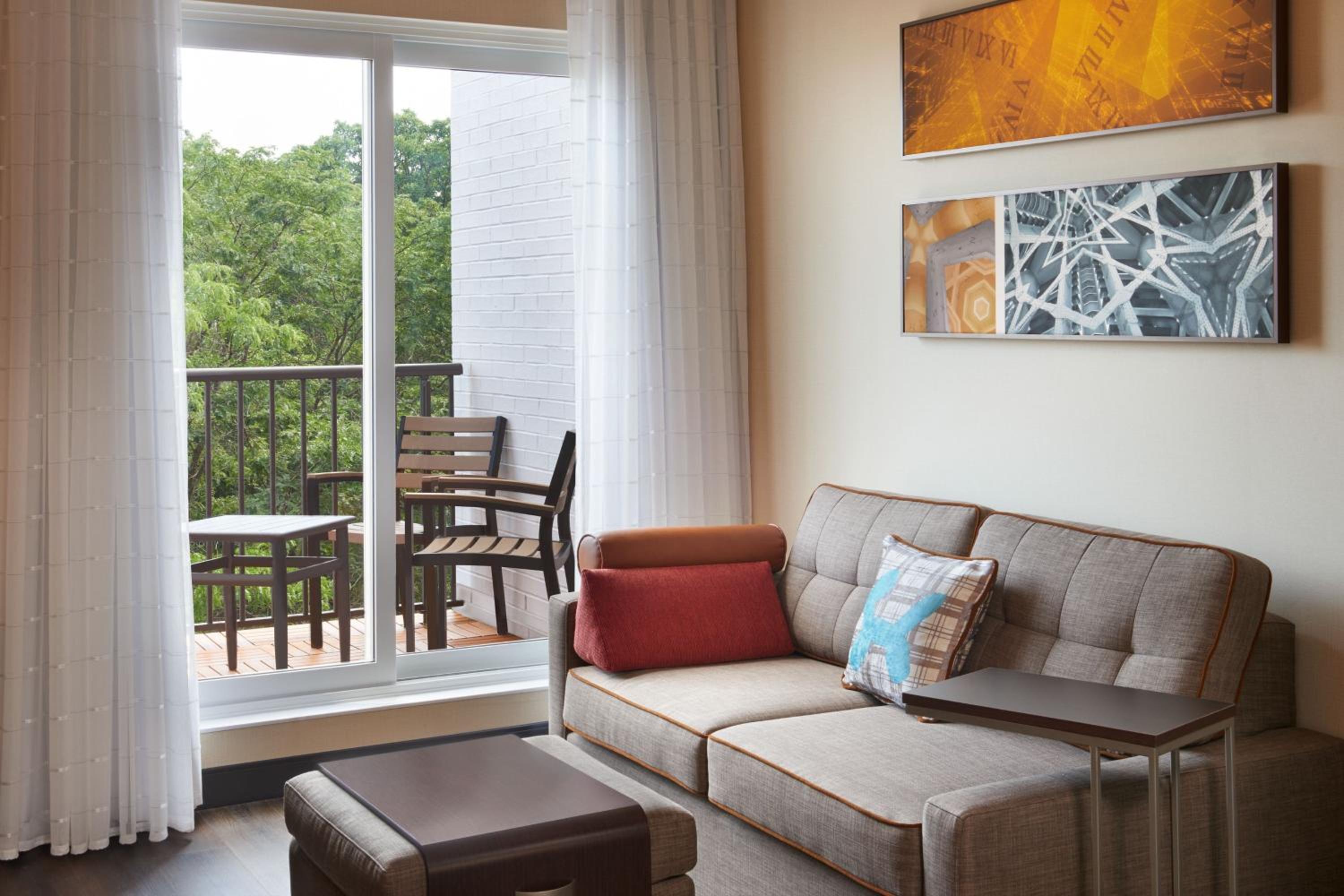 One-Bedroom Suite with Two Queen Beds, Sofa Bed and Balcony - Photo 8