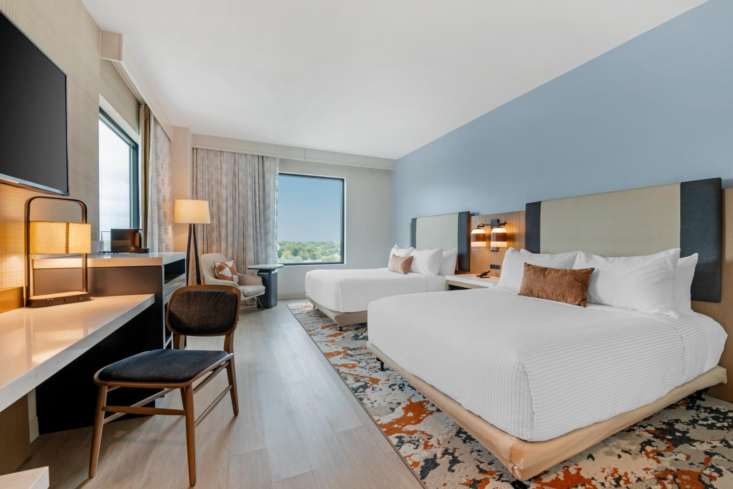 Quadruple Room with Two Queen Beds - Non Smoking - Photo 3
