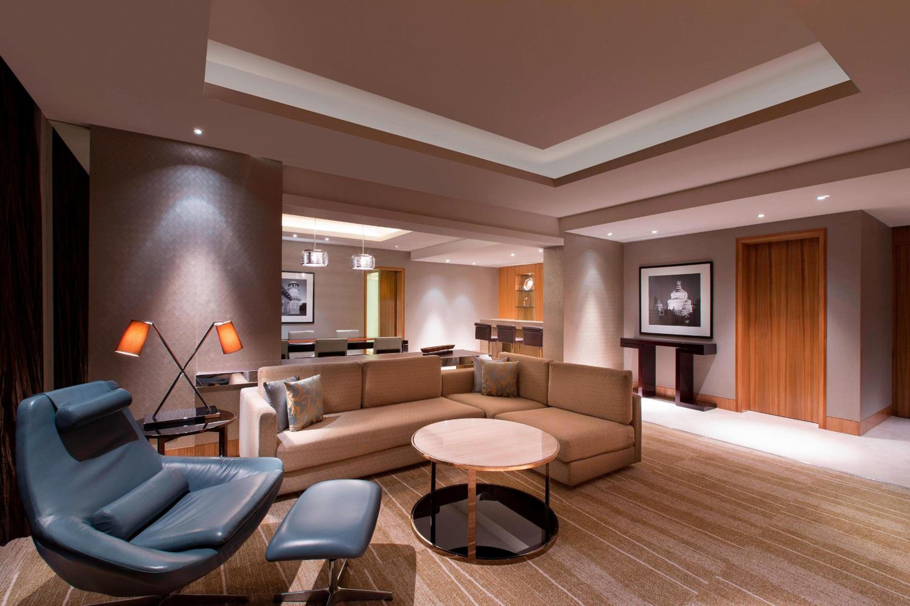 1 Bedroom Larger Suite, 1 King, Club lounge access - Photo 2