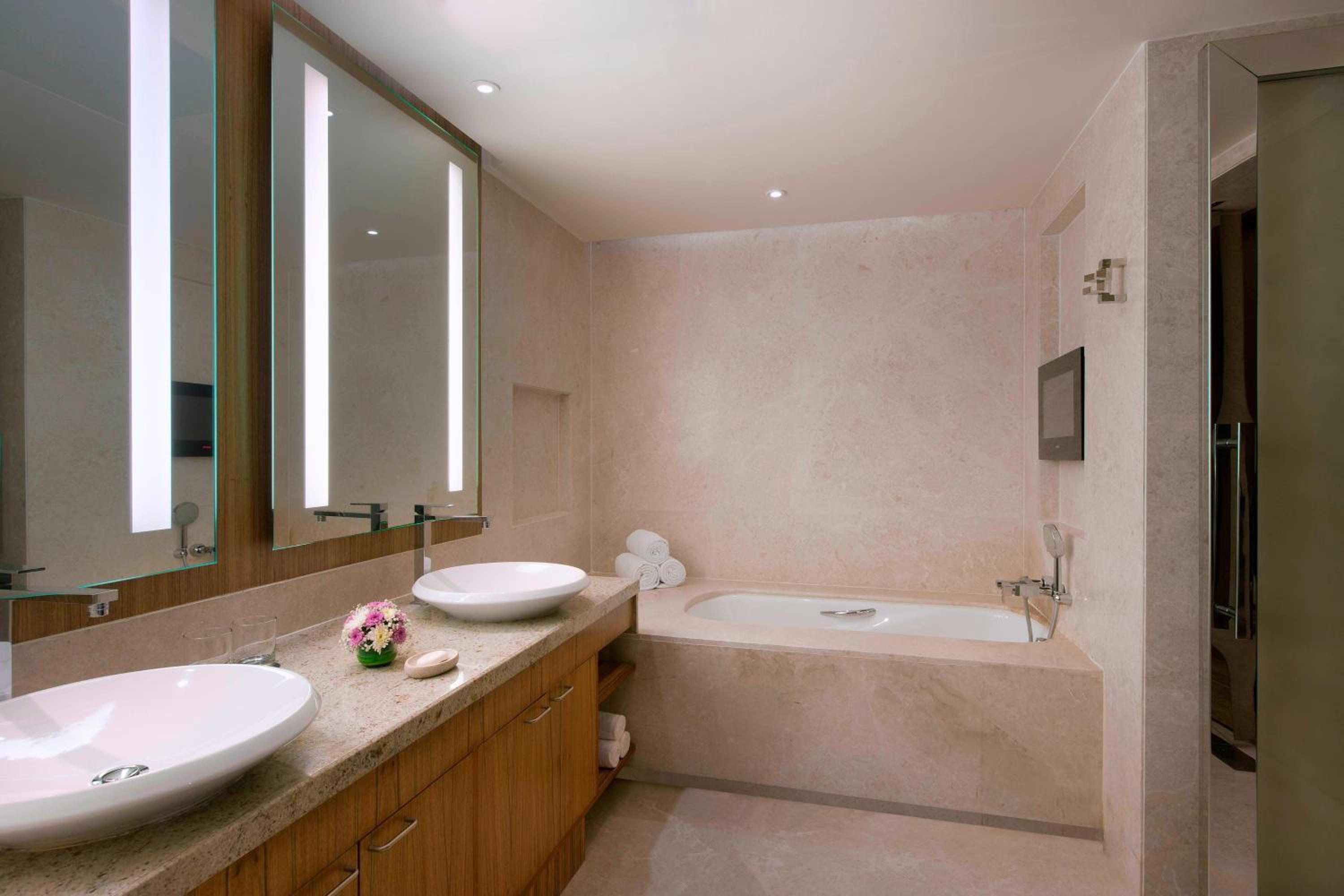 1 Bedroom Larger Suite, 1 King, Club lounge access - Photo 4