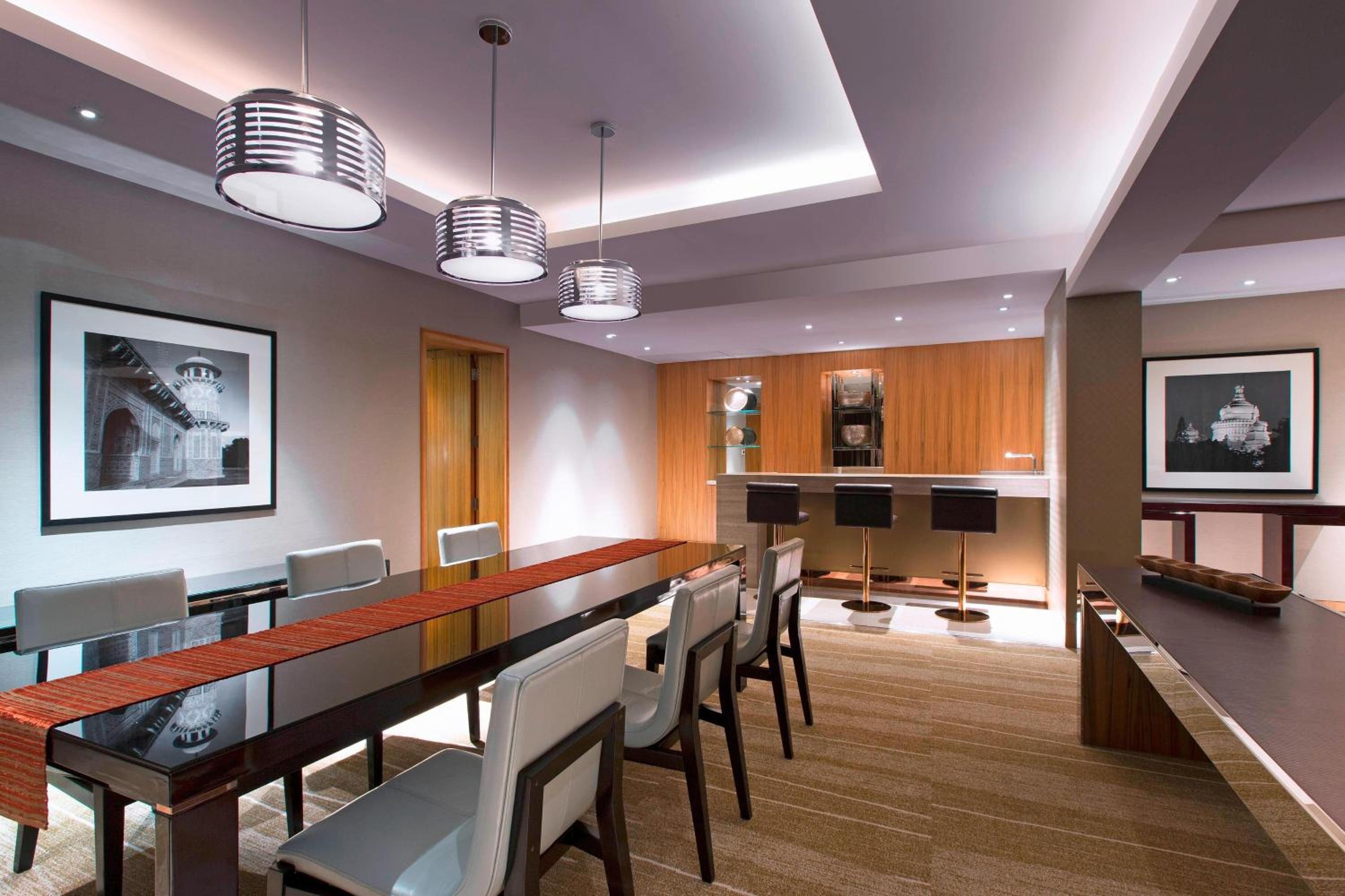 1 Bedroom Larger Suite, 1 King, Club lounge access - Photo 3