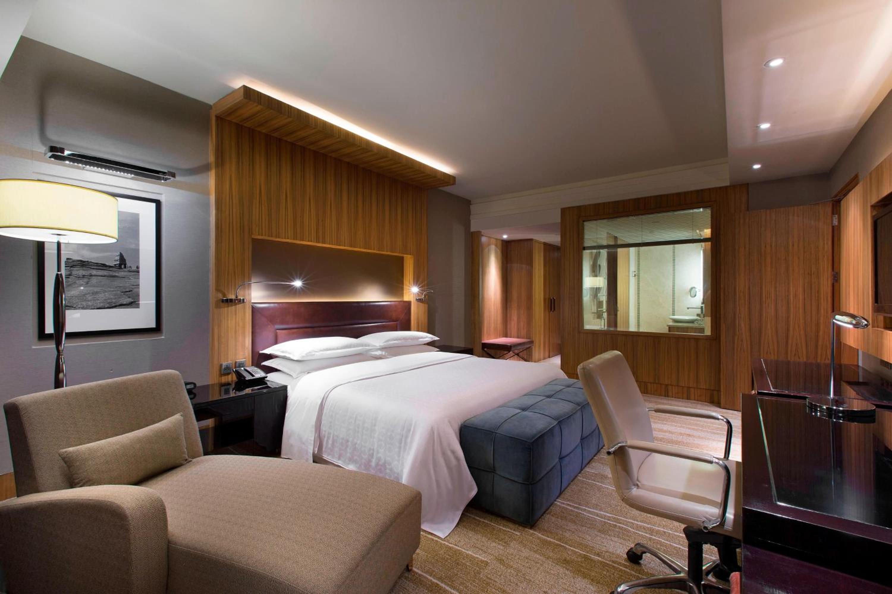 One-Bedroom King Suite - Club Lounge Access - Photo 2