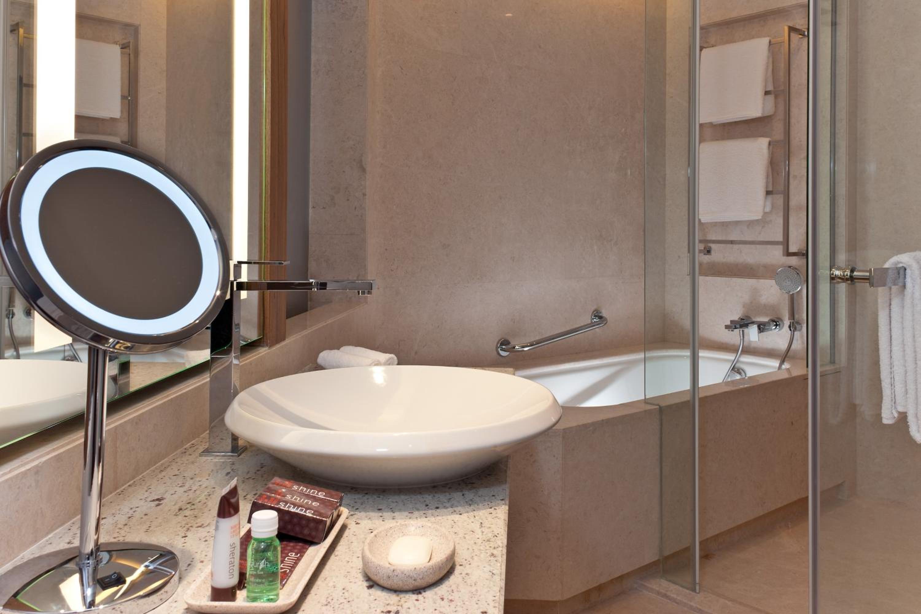 One-Bedroom King Suite - Club Lounge Access - Photo 3