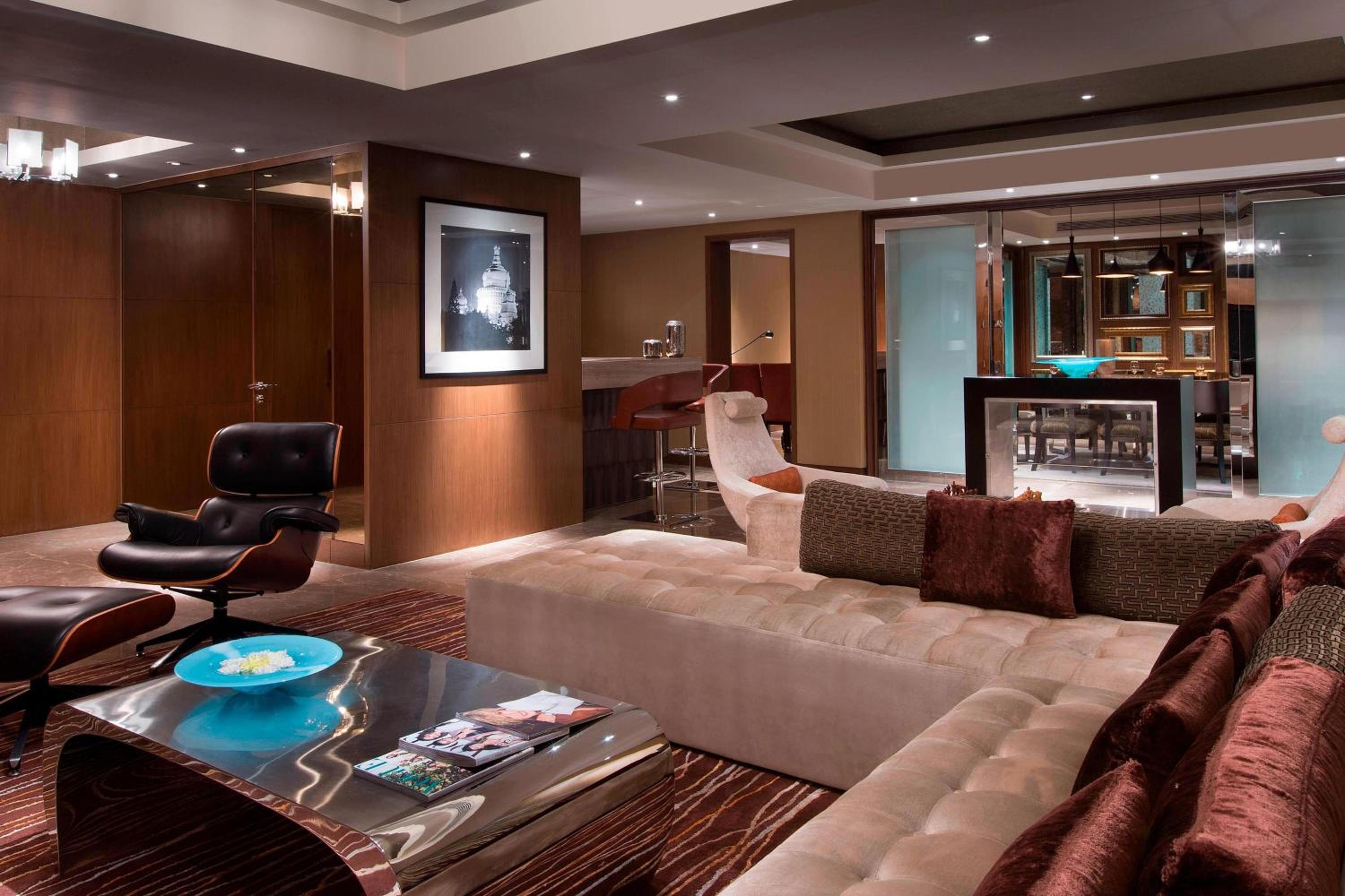 Presidential Suite, 1 King, Club lounge access photo 2