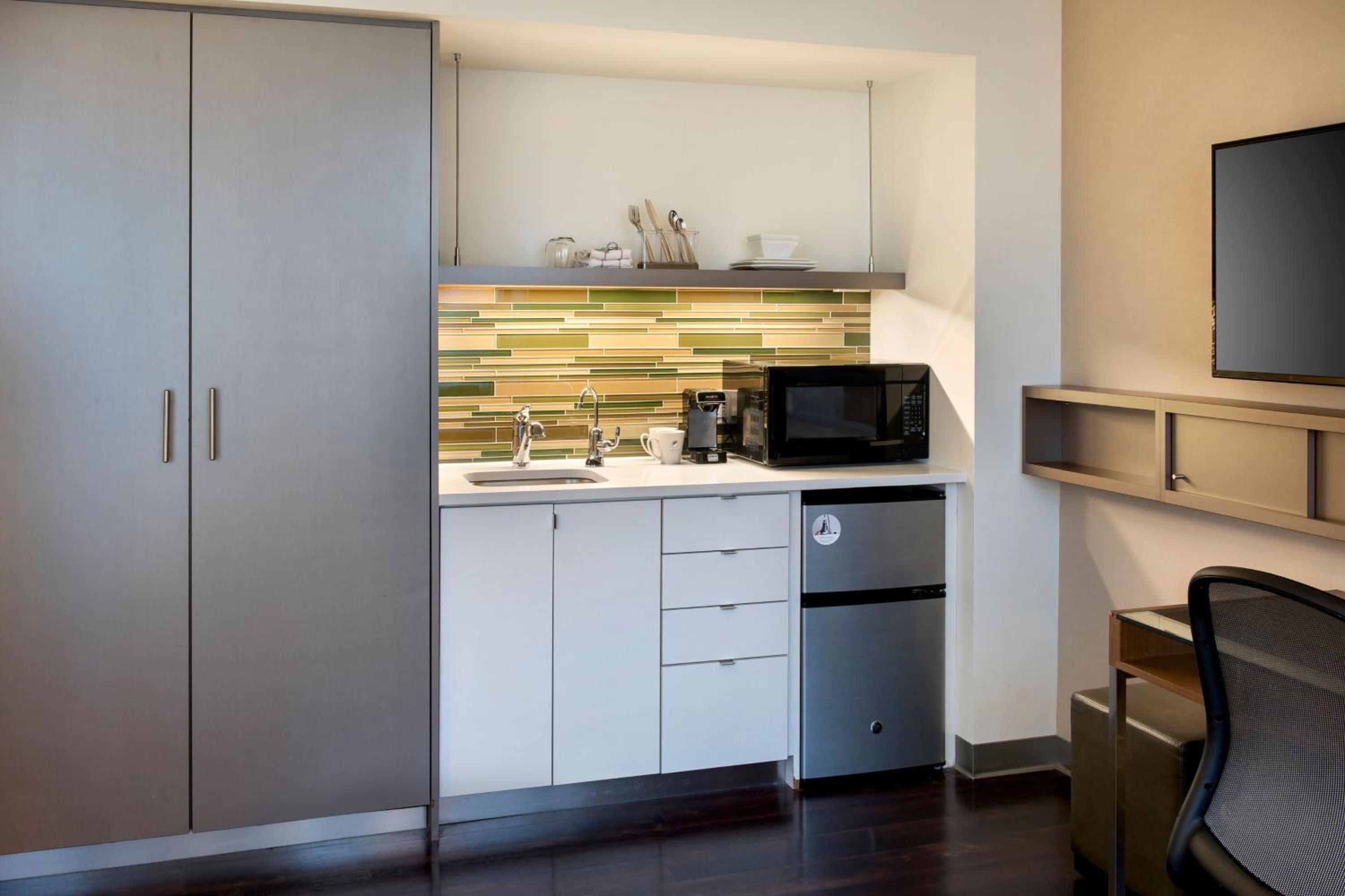 Traditional King Room with Roll-in Shower - Mobility Accessible