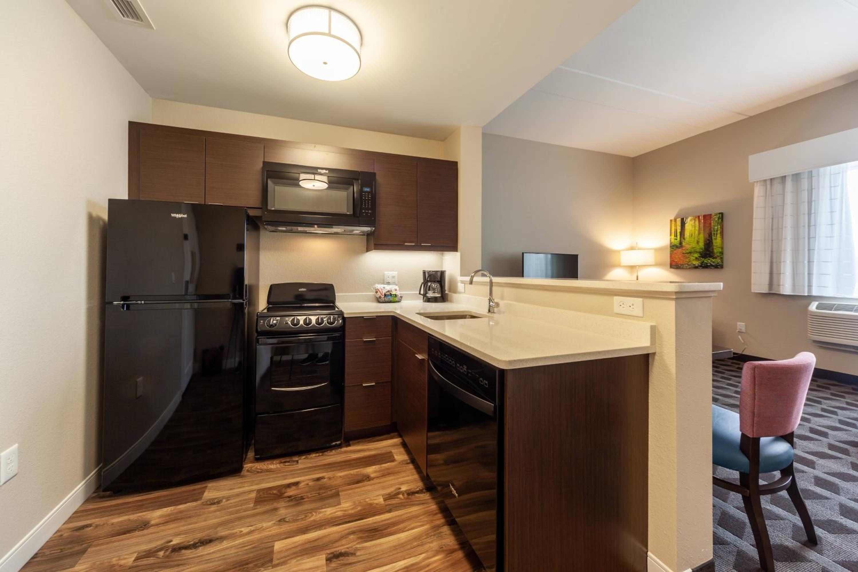 2 Bedroom Suite - Photo 2
