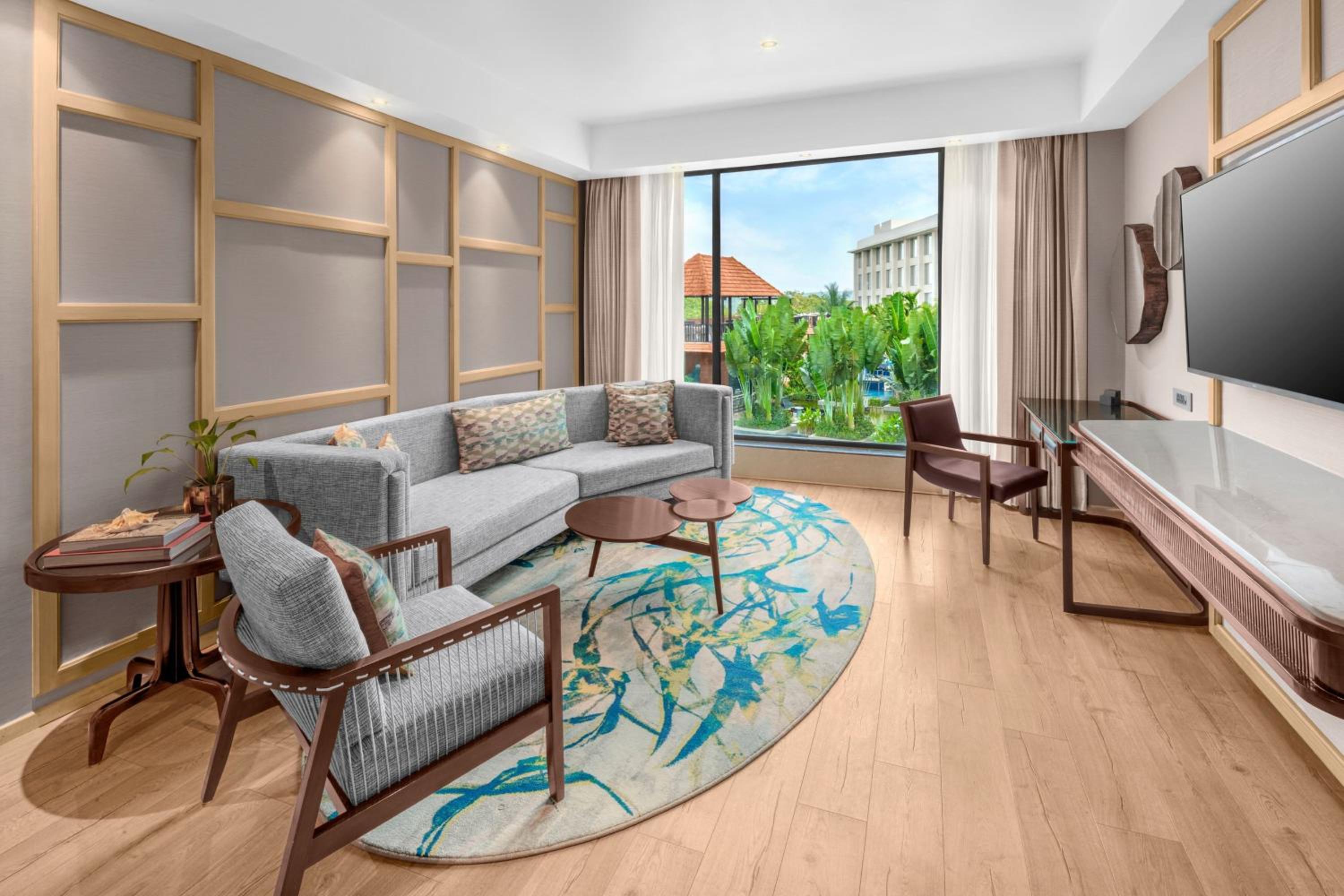 Executive 1 Bedroom Suite with 1 King, Courtyard View - 90 minutes of Comp Cocktail hrs at Haven between 4 PM to 6 PM - 1000 SPA Credit (Stay between Sunday to Thursday) - Comp beer on arrival & free shuttle to the beach- INR 750 credit at Drift once