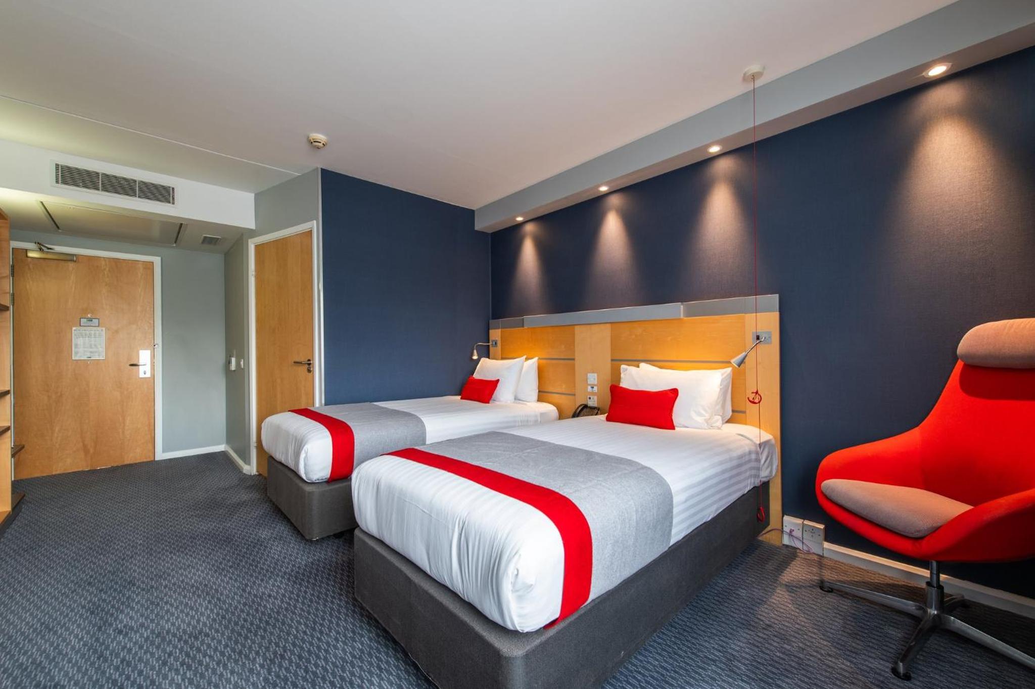 Standard Twin Room with Free Hot Breakfast - Accessible photo 2