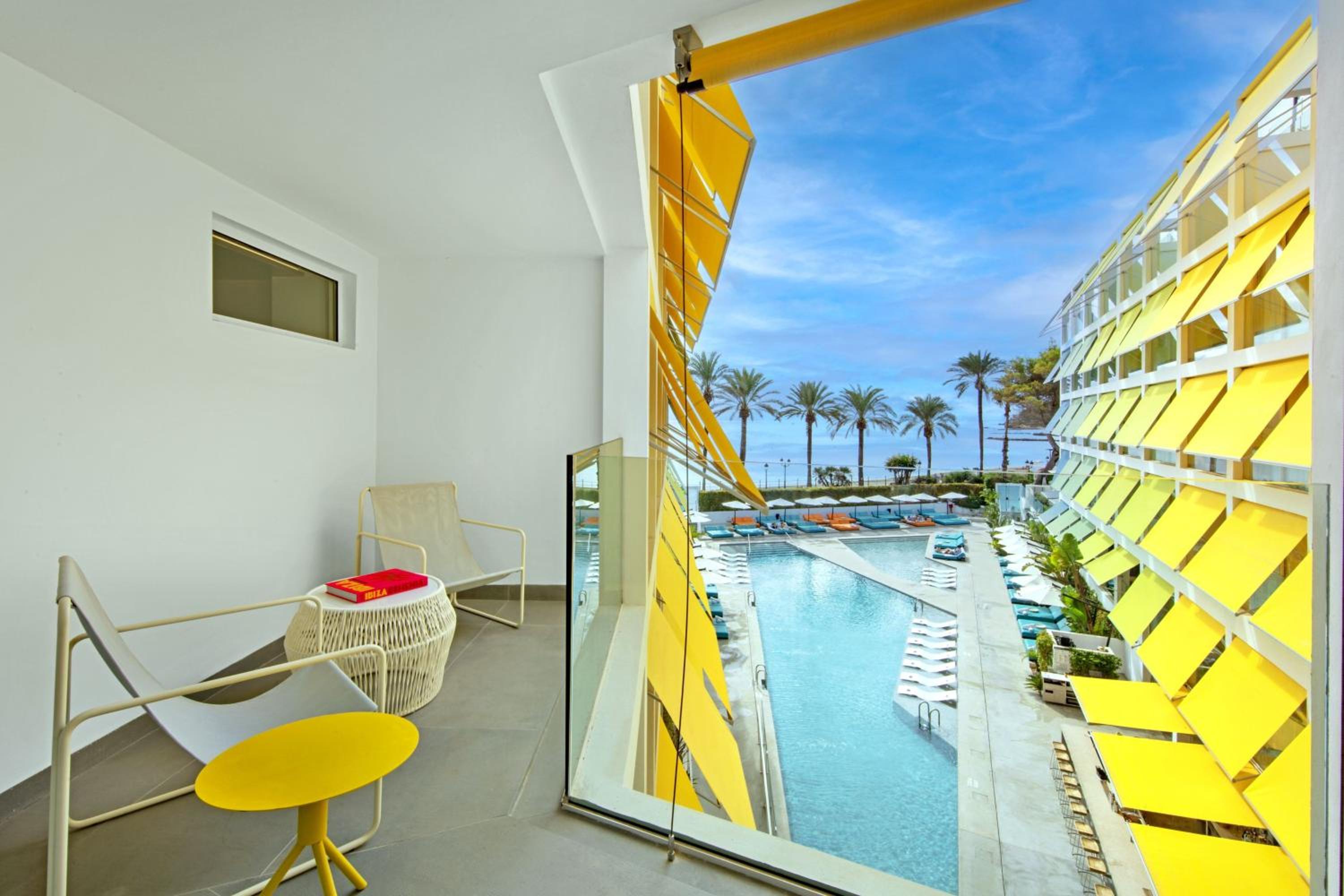 Superior King Room with Sea View and Balcony - Photo 7