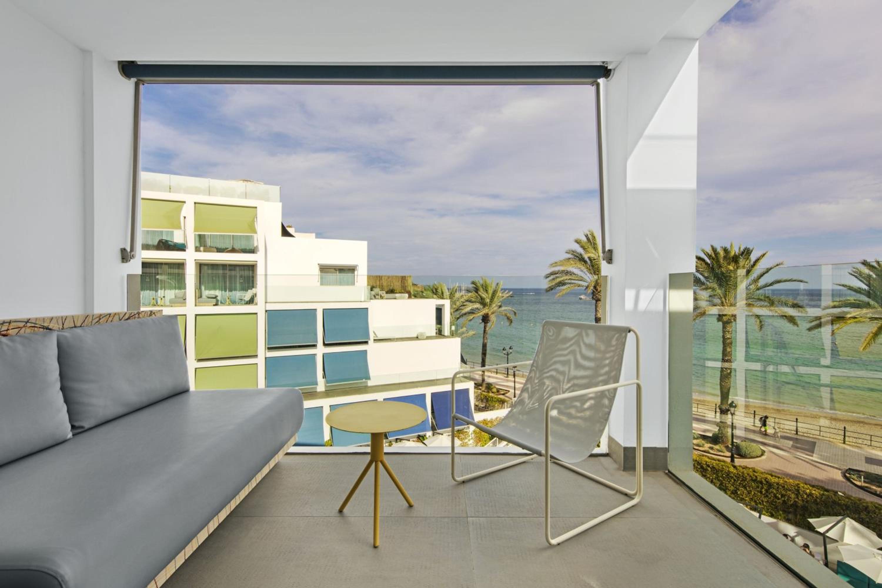 Superior King Room with Sea View and Balcony - Photo 2