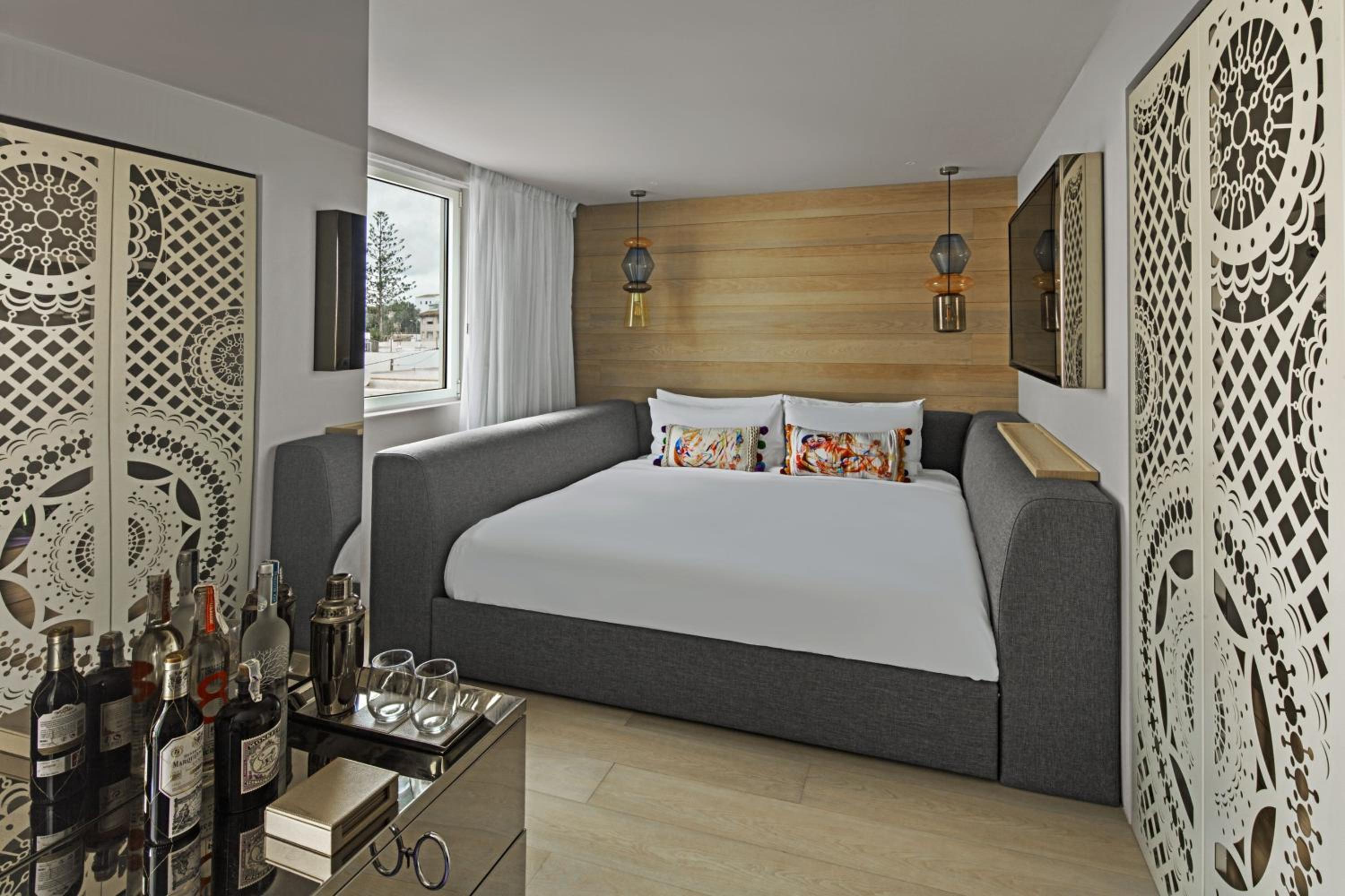 Deluxe King Room with Balcony and City View - Photo 1
