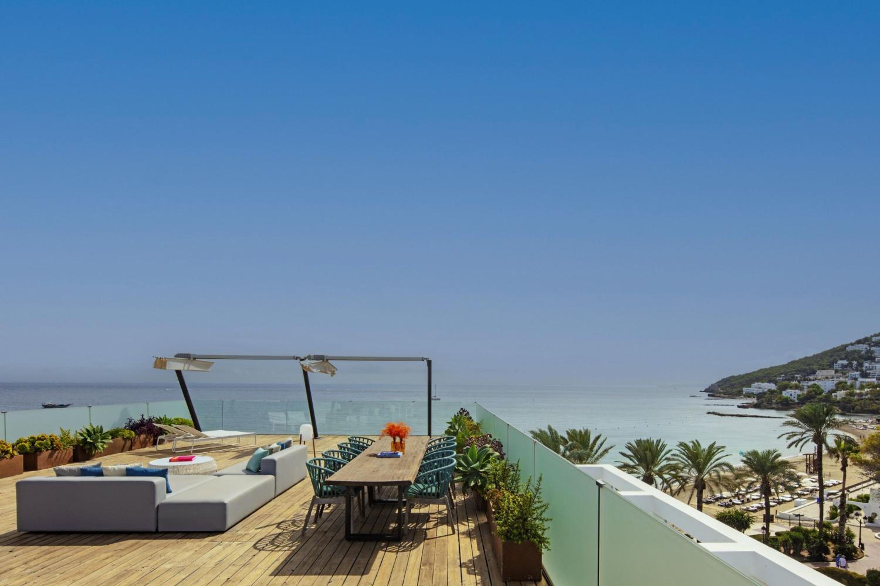 Penthouse King Suite with Round Bed and Seafront thumbnail 6