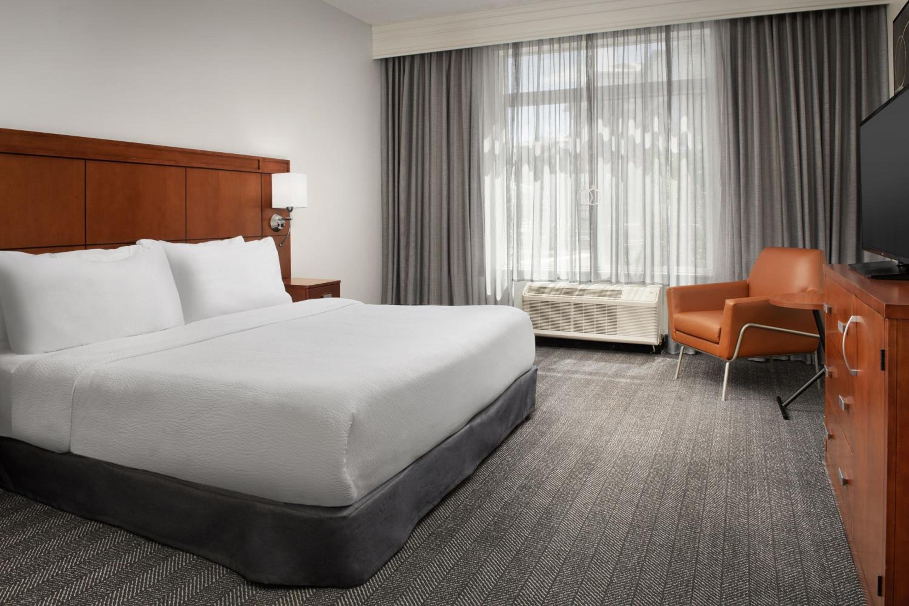 One-Bedroom King Suite with Roll-In Shower and Sofa Bed - Mobility Access/Hearing Accessible - Photo 3