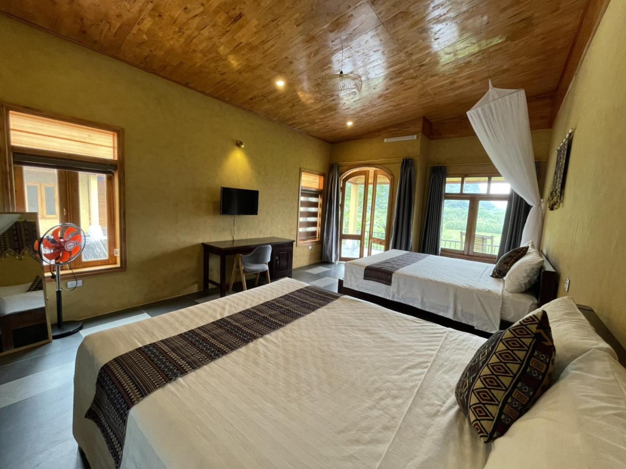 Family Suite with Balcony - Photo 15