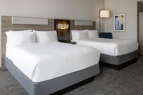Feature Queen Room with Two Queen Beds photo 3