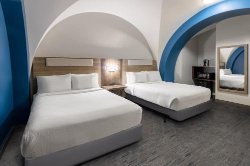 Feature Queen Room with Two Queen Beds photo 2