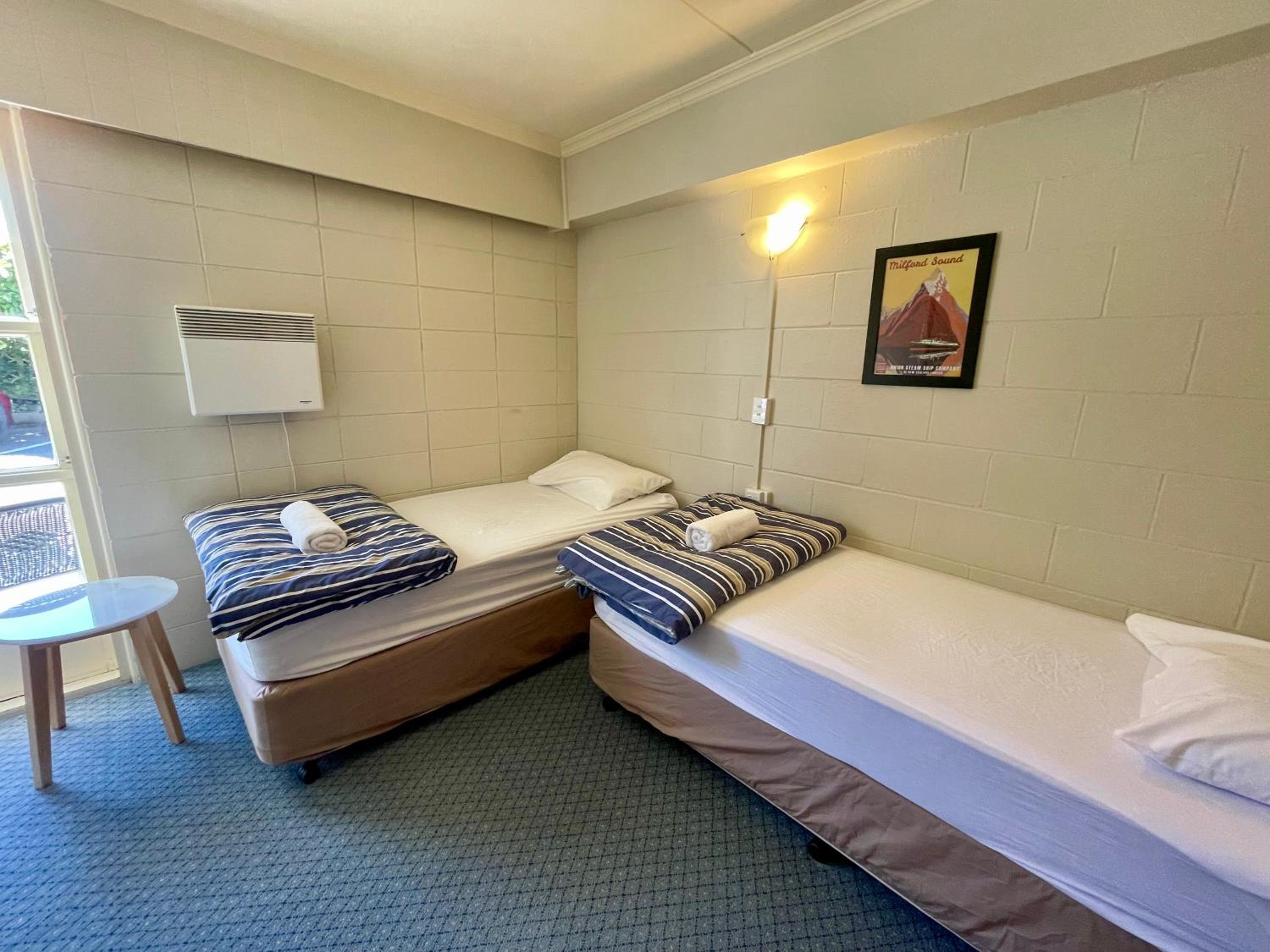Standard Twin Room with Shared Bathroom photo 2