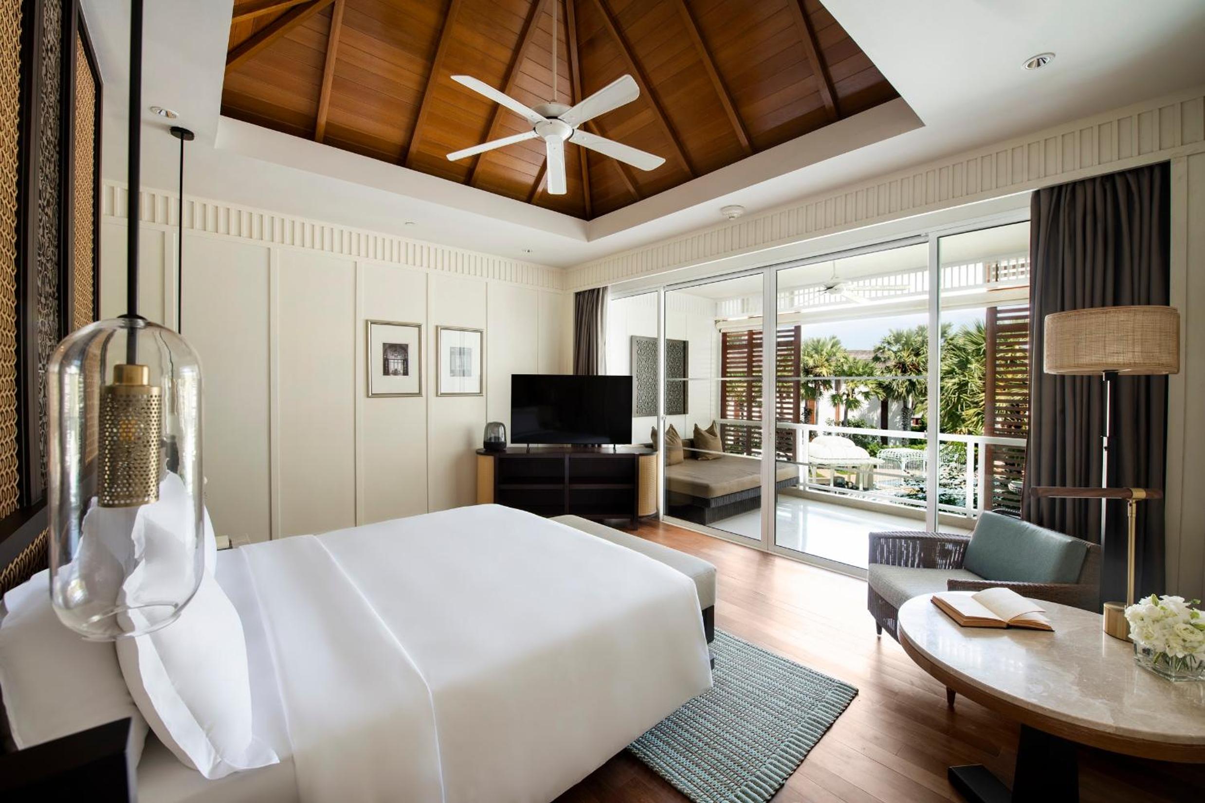 Premium King Room with Pool View - Photo 4