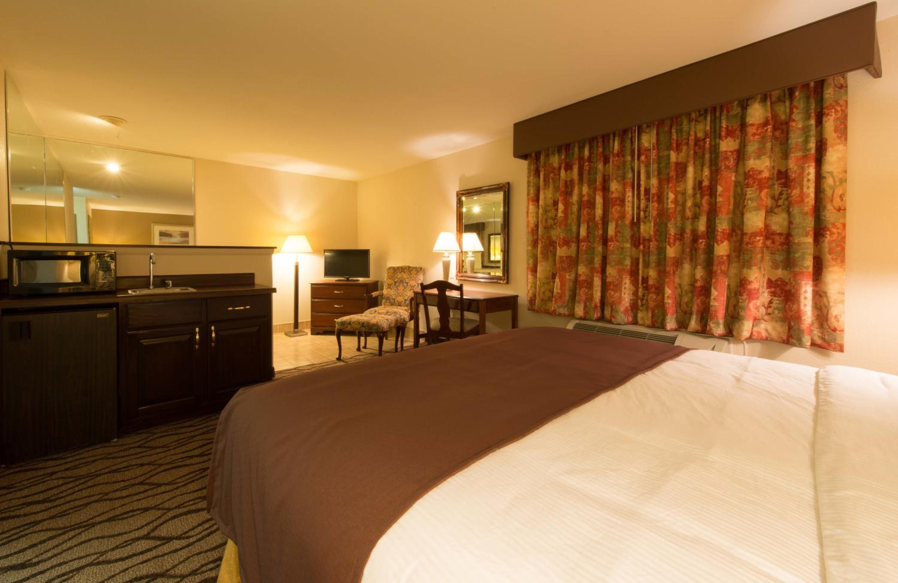 Suite with Hot Tub photo 2
