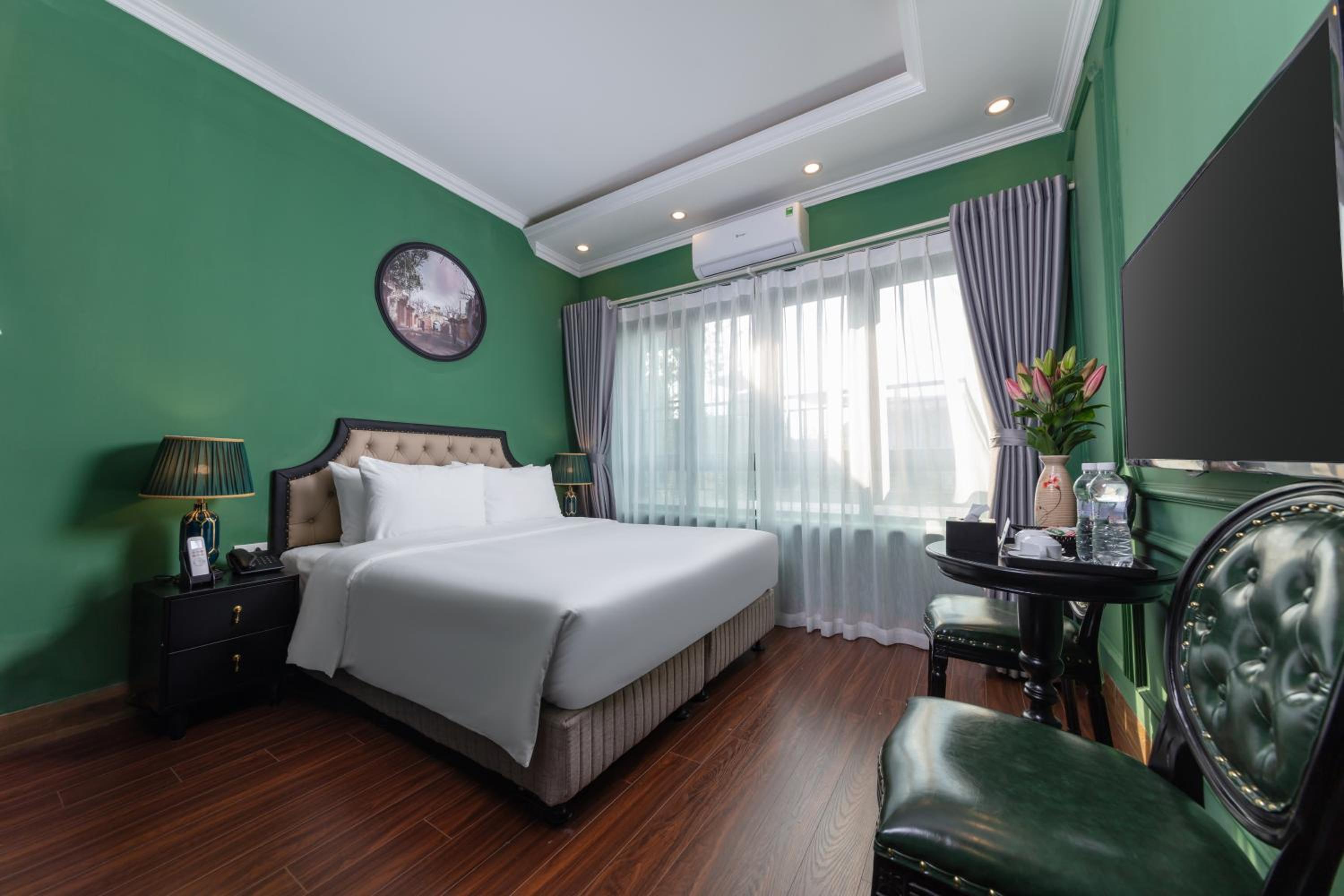 Deluxe Queen Suite